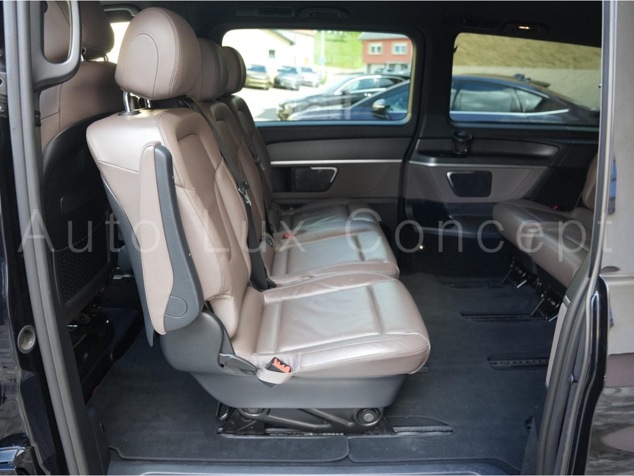 Mercedes V 300 d 4MATIC XL AVANTGARDE AMG Line 9G-TRONIC (2022) - Photo 8