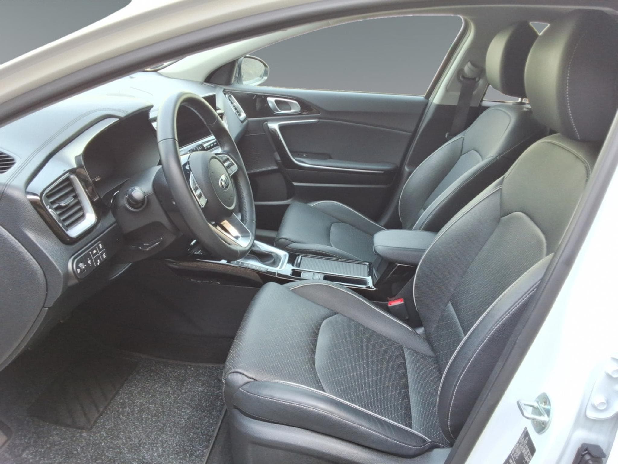 Kia XCeed Sense 1.6 T DCT ISG (2020) - Photo 9