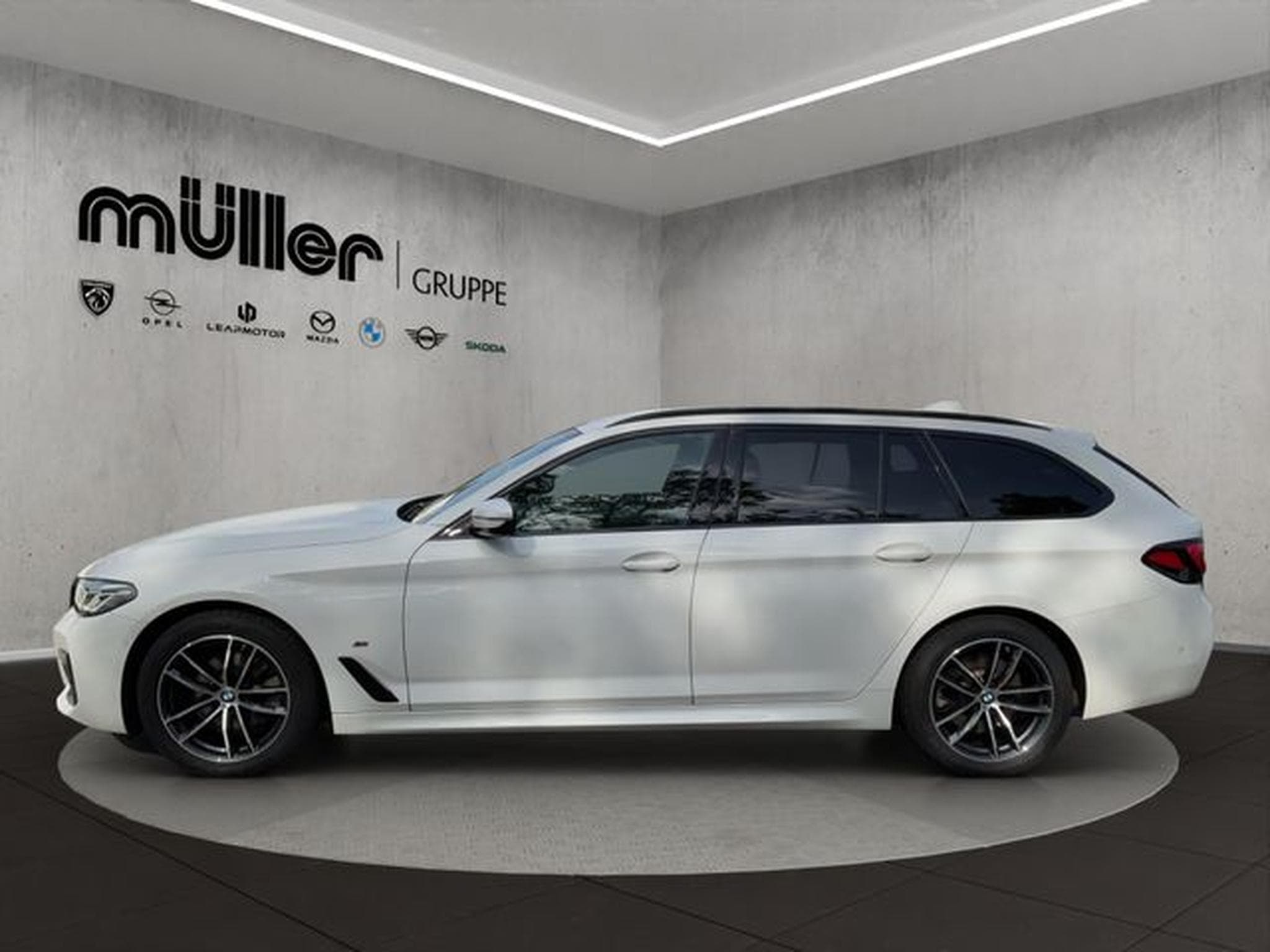 BMW 520 520d xDrive TOURING M SPORT STANDHZG PARKASSIST (2022) - Photo 3