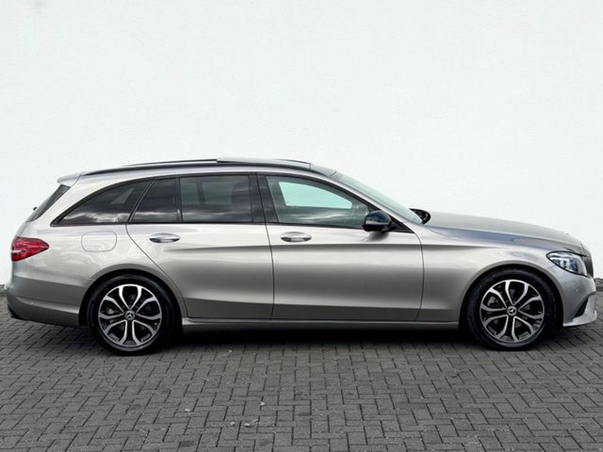 Mercedes C 220 C 220d T /NAVI/LED/ACC/PANO/360°CAM/AHK/ (2018) - Photo 4