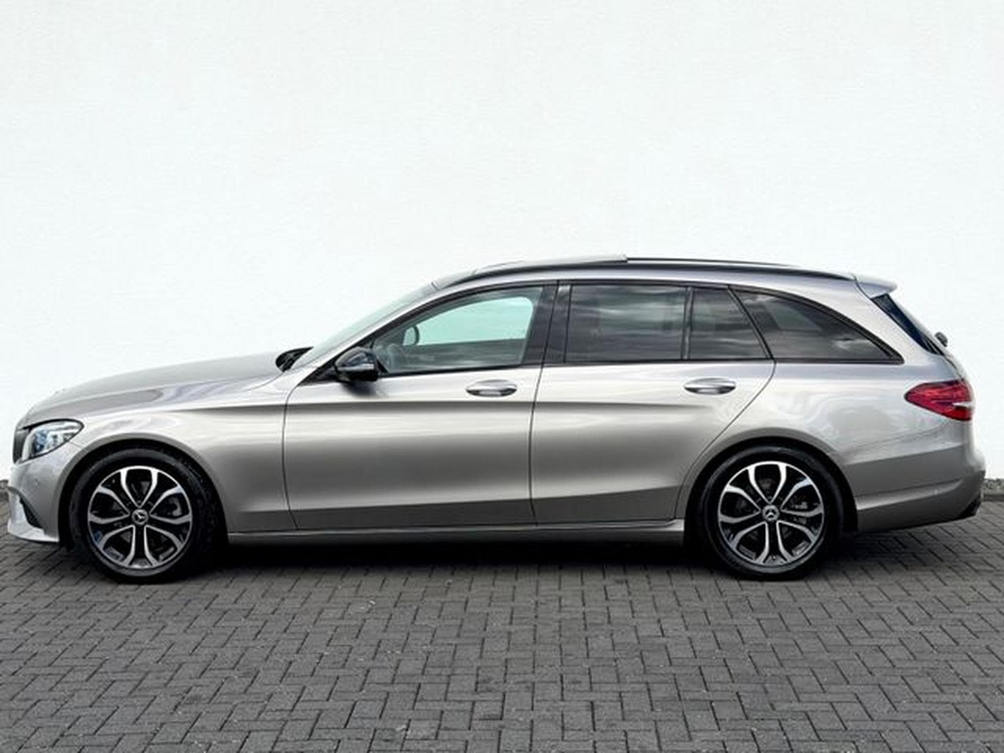 Mercedes C 220 C 220d T /NAVI/LED/ACC/PANO/360°CAM/AHK/ (2018) - Photo 8