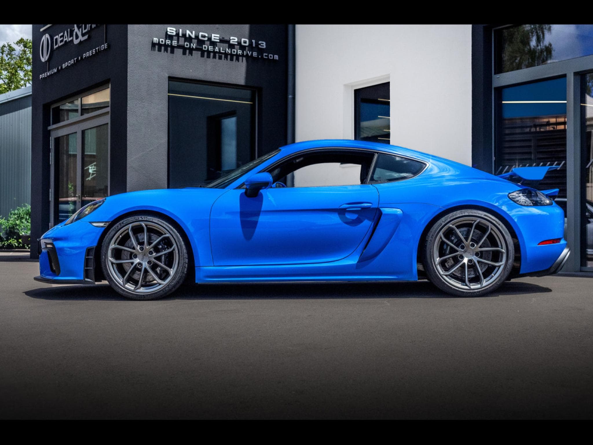 Porsche Cayman 718 GT4 PDK – SHARK BLUE – AKRAPOVIC (2021) - Photo 2