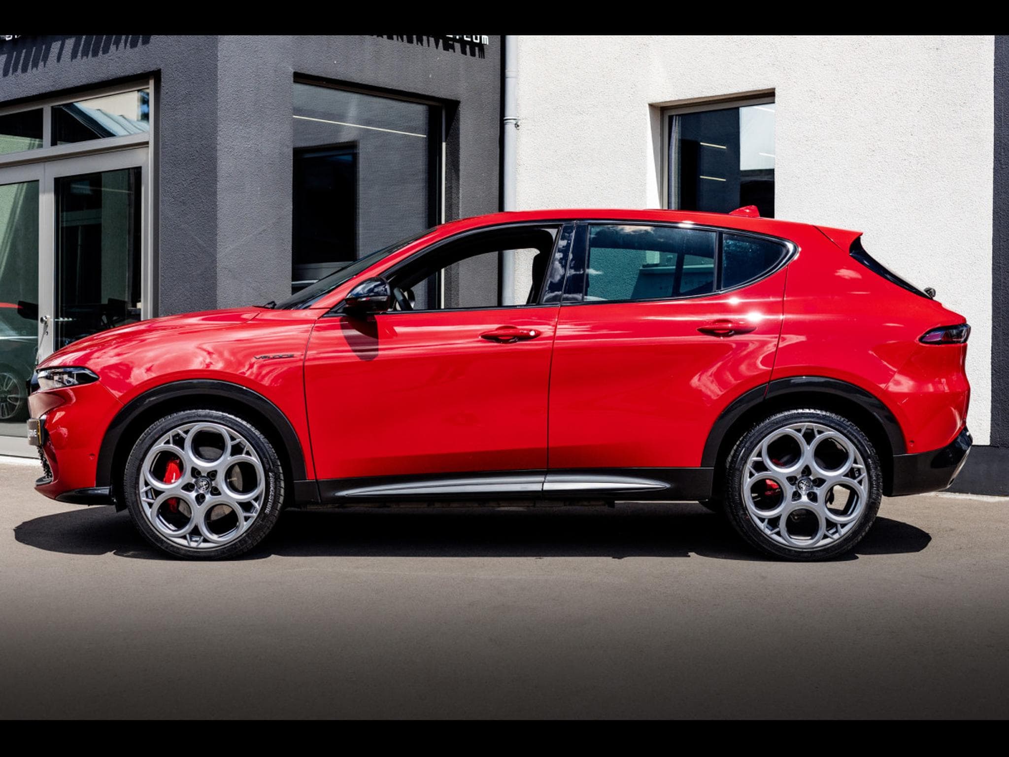 Alfa-Romeo Tonale VELOCE 1.5 MILD-HYBRID TCT – ROSSO ALFA (2023) - Photo 2