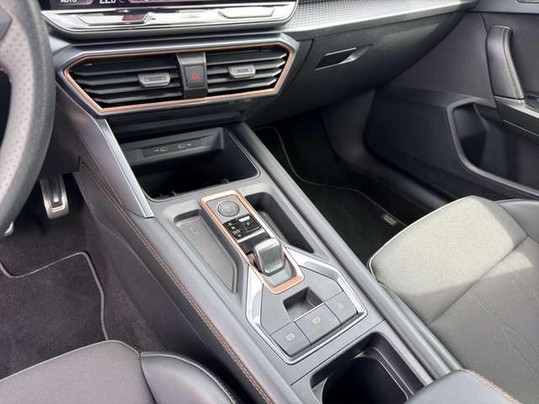 CUPRA Leon 1.5 eTSI/Navi/SHZ/18"Alu/Side-Assist/Kamera (2025) - Photo 14