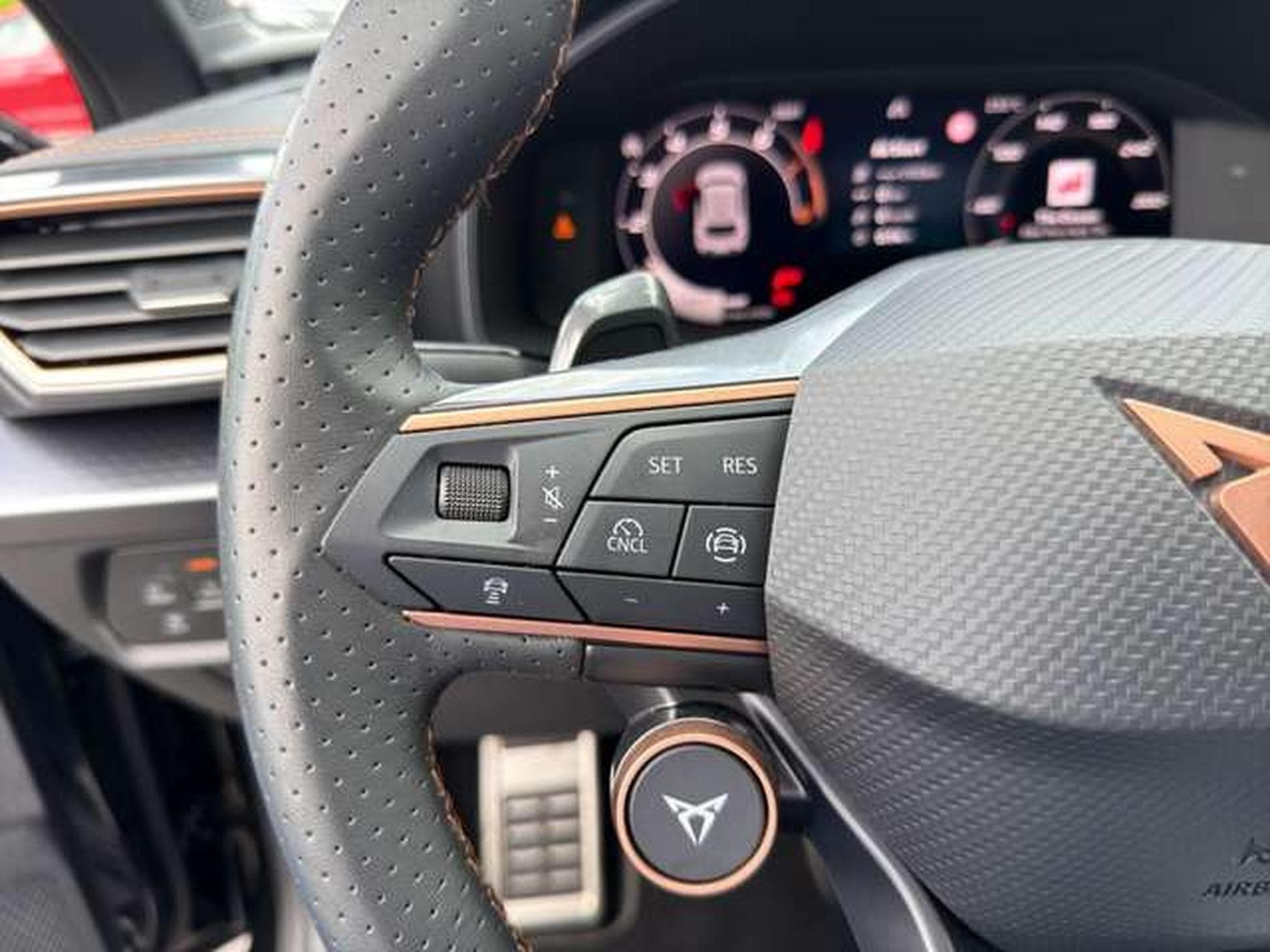 CUPRA Leon 1.5 eTSI/Navi/SHZ/18"Alu/Side-Assist/Kamera (2025) - Photo 23