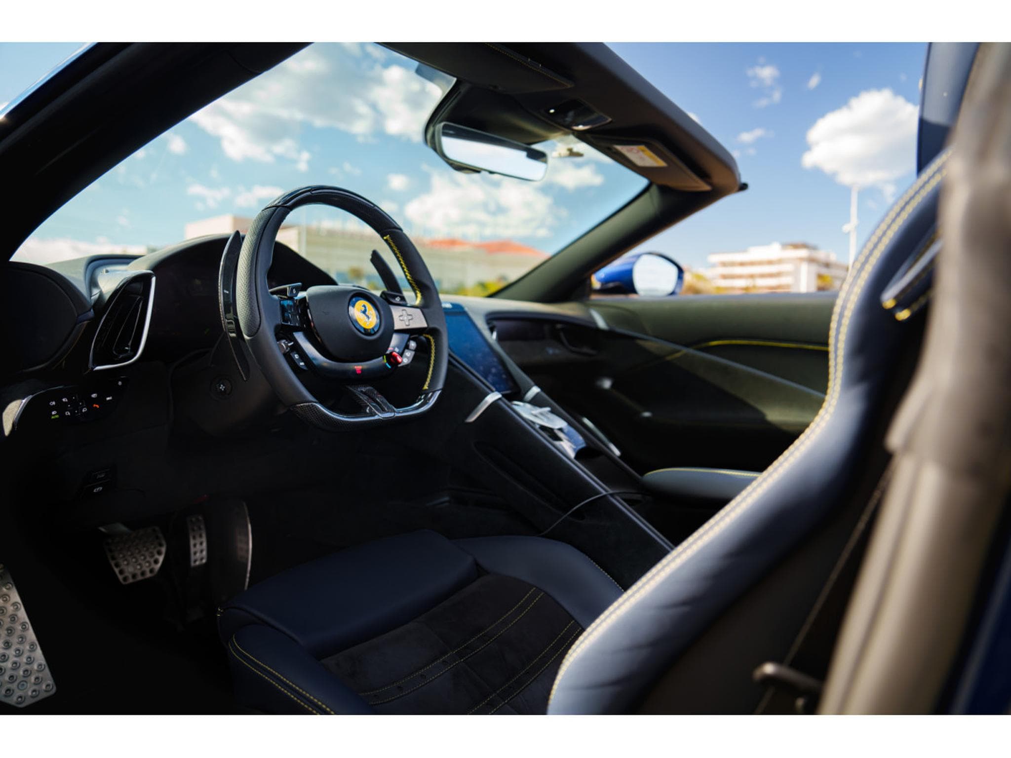 Ferrari Roma Spider - Passenger Display - Carbon - Recaro Daytona (2025) - Photo 10