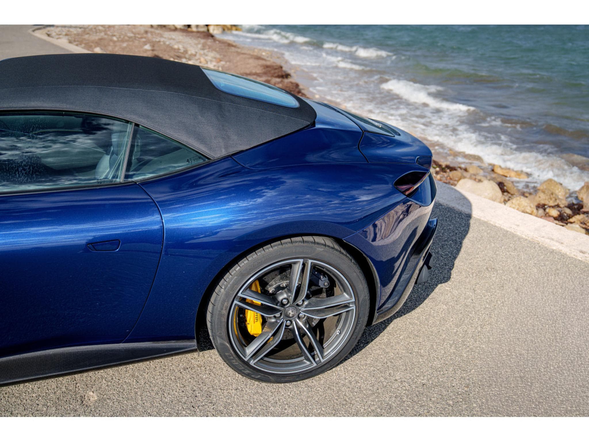 Ferrari Roma Spider - Passenger Display - Carbon - Recaro Daytona (2025) - Photo 8