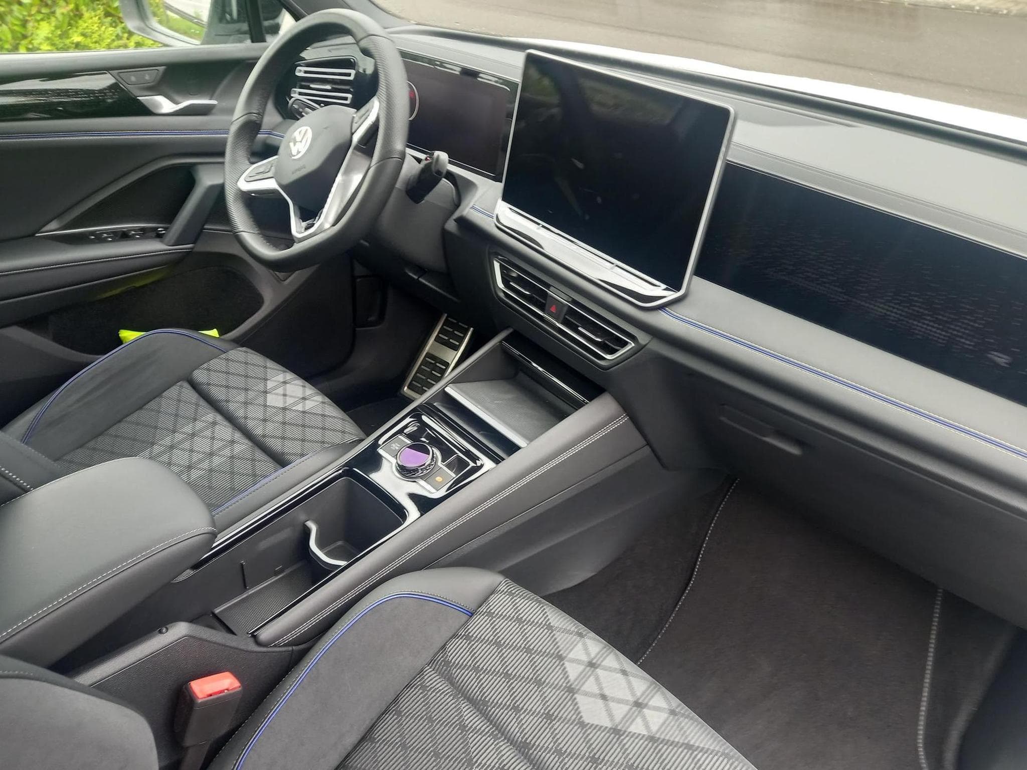 VW Tiguan R-Line 2.0 TDI (2025) - Photo 11