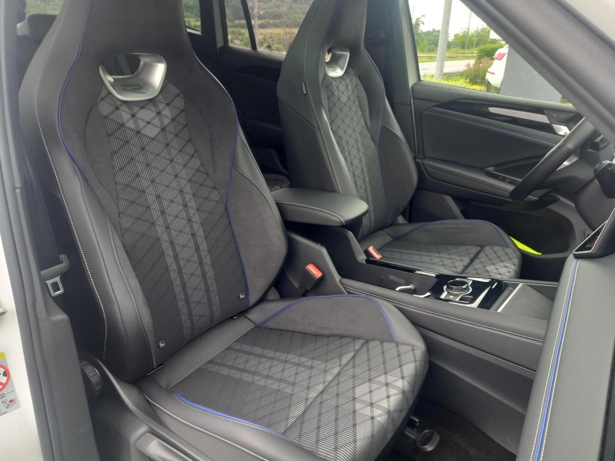 VW Tiguan R-Line 2.0 TDI (2025) - Photo 12
