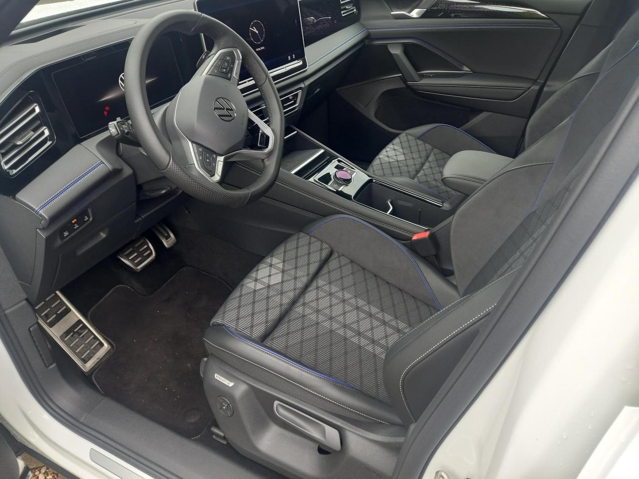 VW Tiguan R-Line 2.0 TDI (2025) - Photo 2