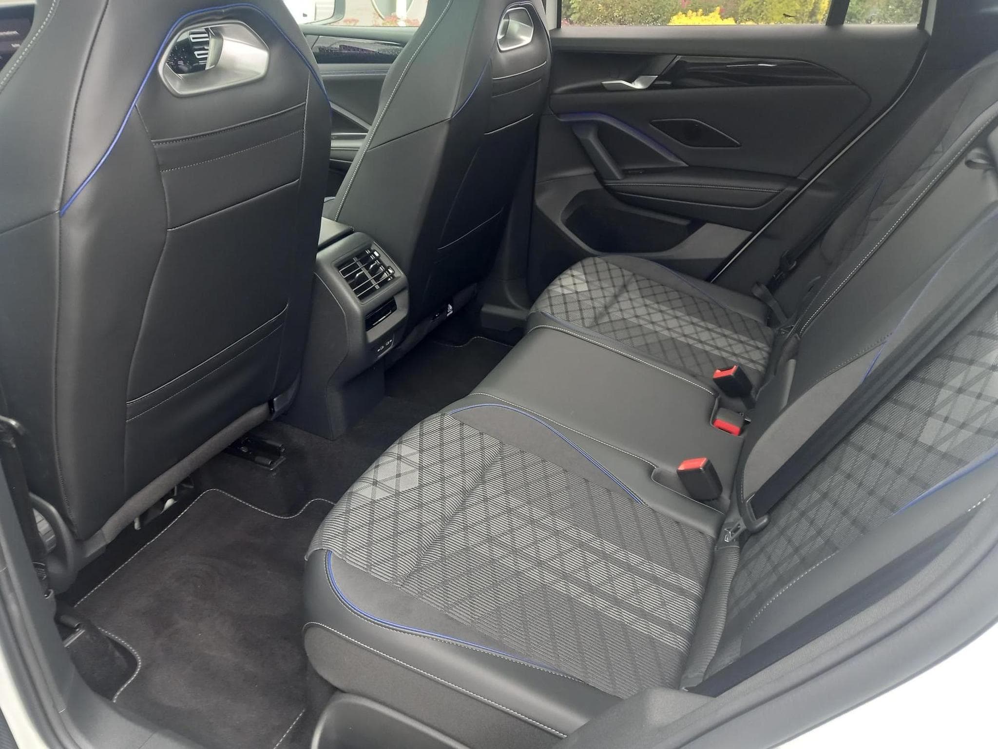 VW Tiguan R-Line 2.0 TDI (2025) - Photo 7