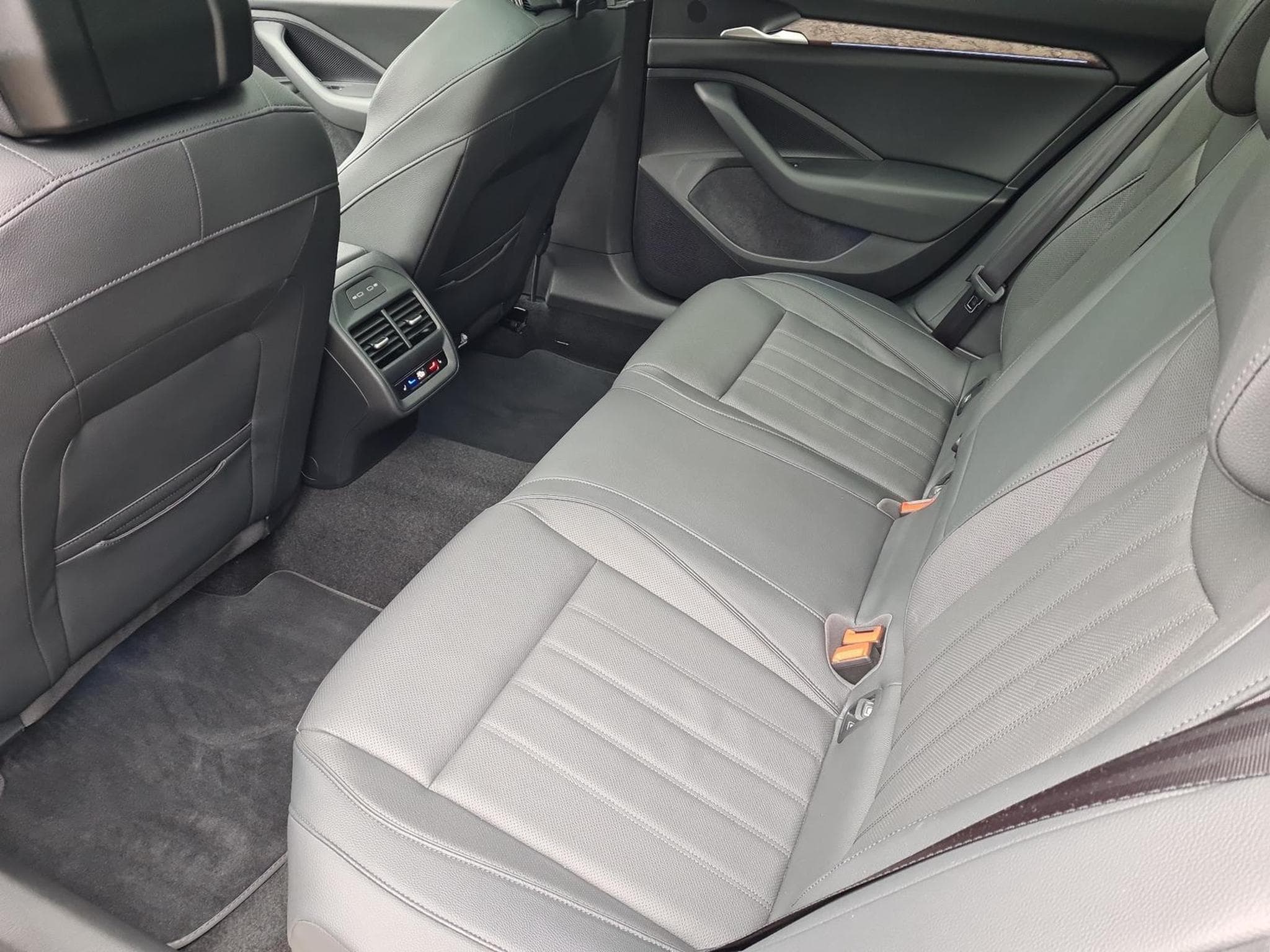 Skoda Superb 2.0 TDI 142 kW 4x4 L&K (2025) - Photo 9