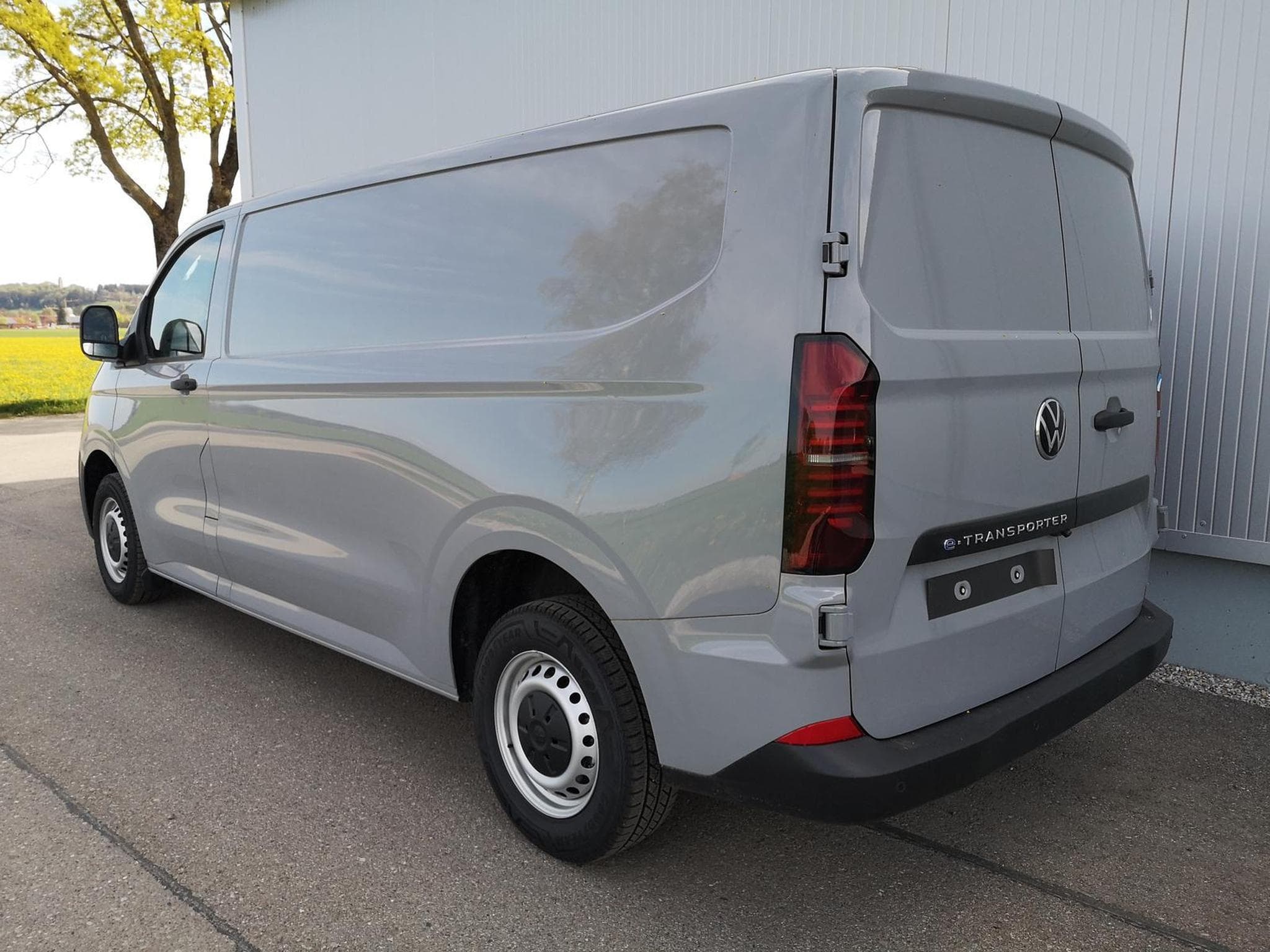 VW T7 BEV 100 kW RWD LR (2026) - Photo 2