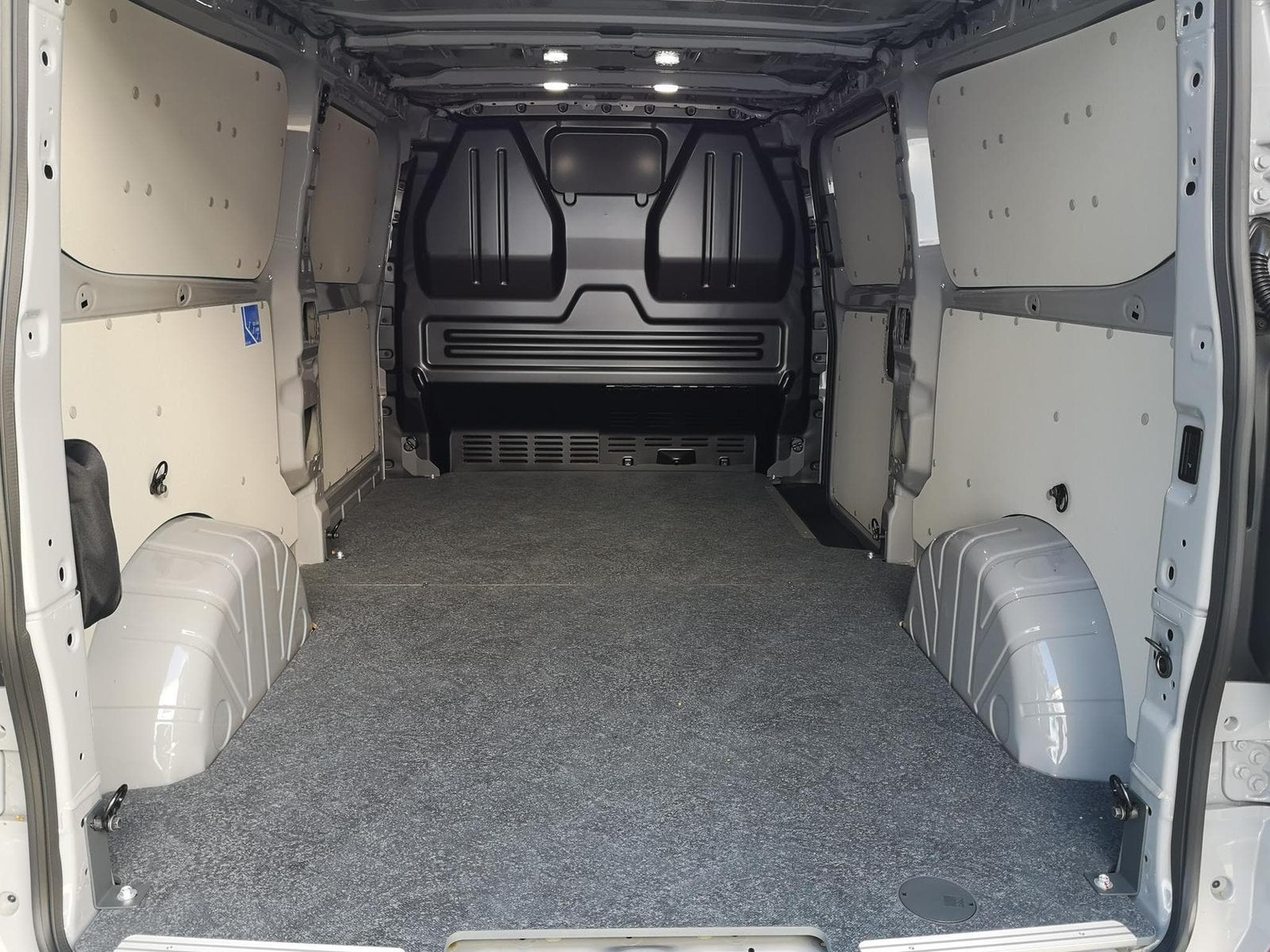 VW T7 BEV 100 kW RWD LR (2026) - Photo 8
