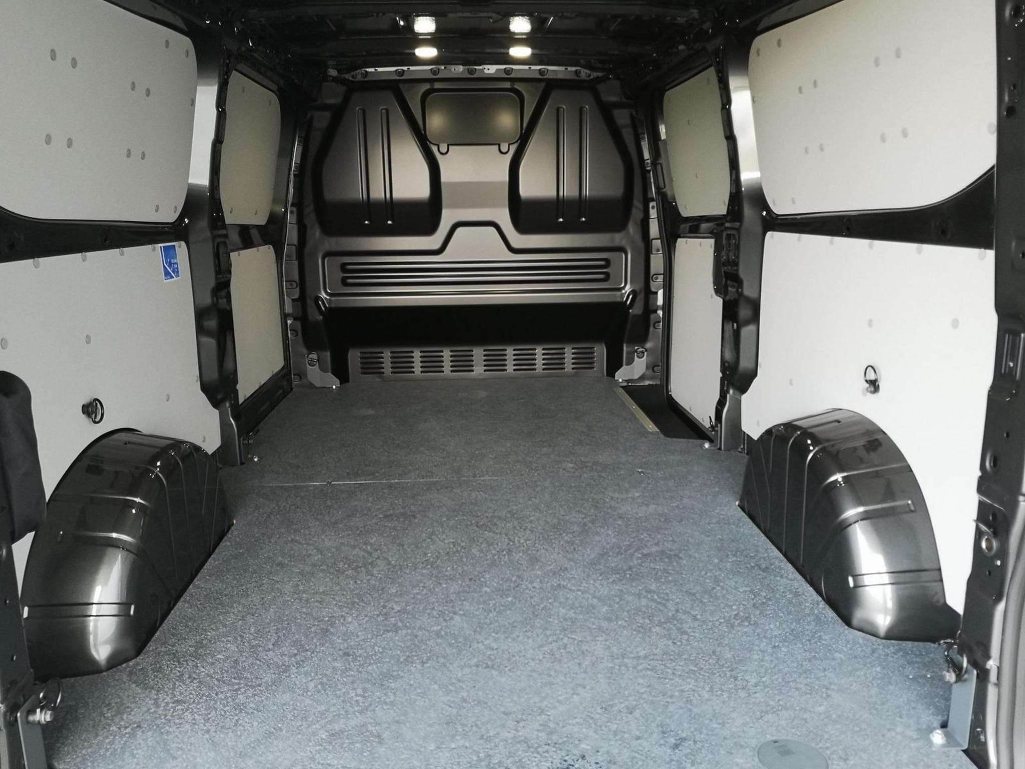 VW T7 BEV 100 kW RWD LR (2026) - Photo 8