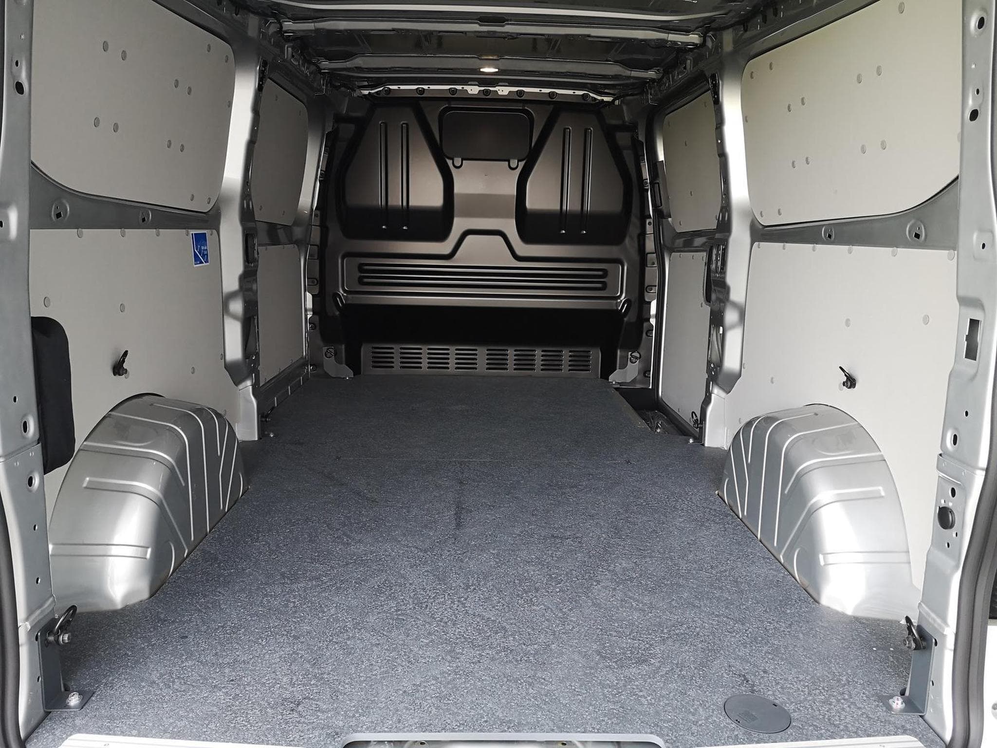 VW T7 BEV 100 kW RWD LR (2026) - Photo 7