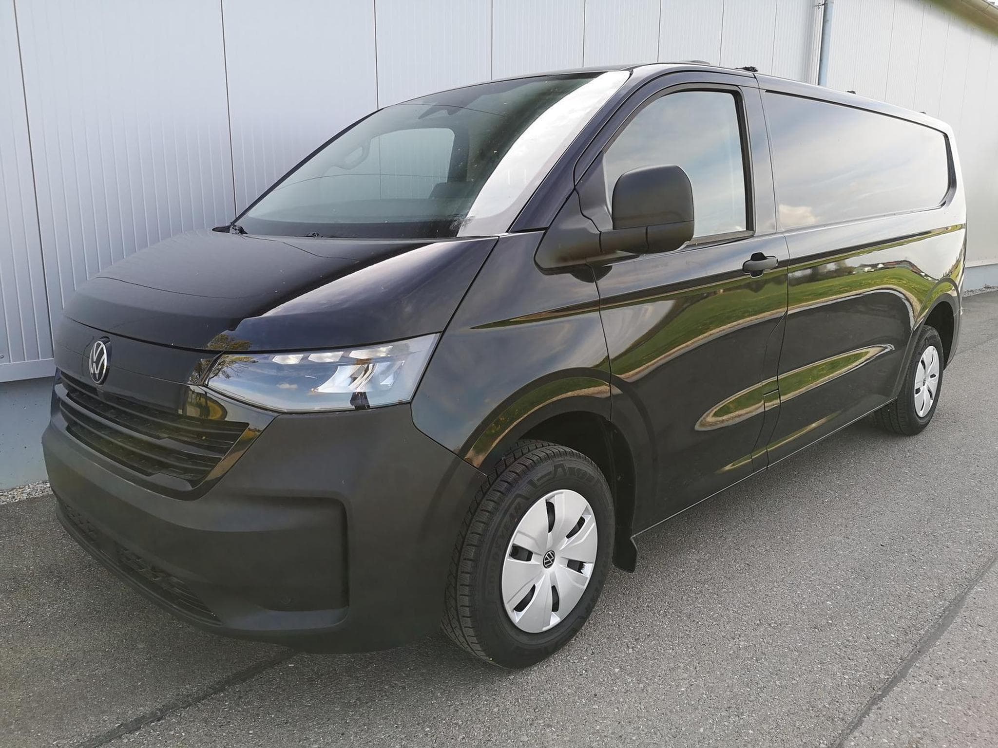 VW T7 BEV 100 kW RWD LR (2026) - Photo 1