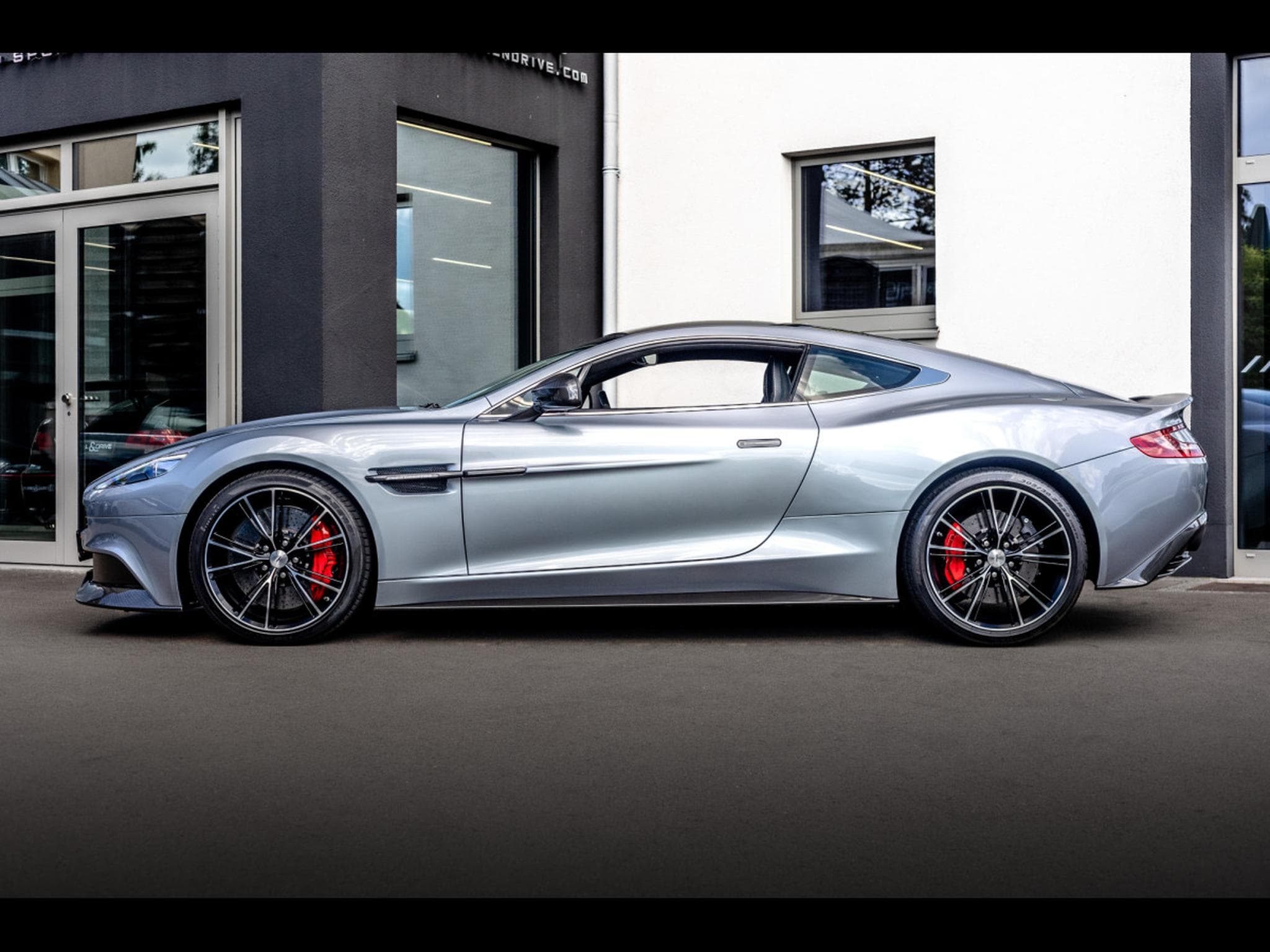 Aston-Martin Vanquish II COUPE 6.0 V12 (574 CH) - SKYFALL METALLIC (2013) - Foto 2