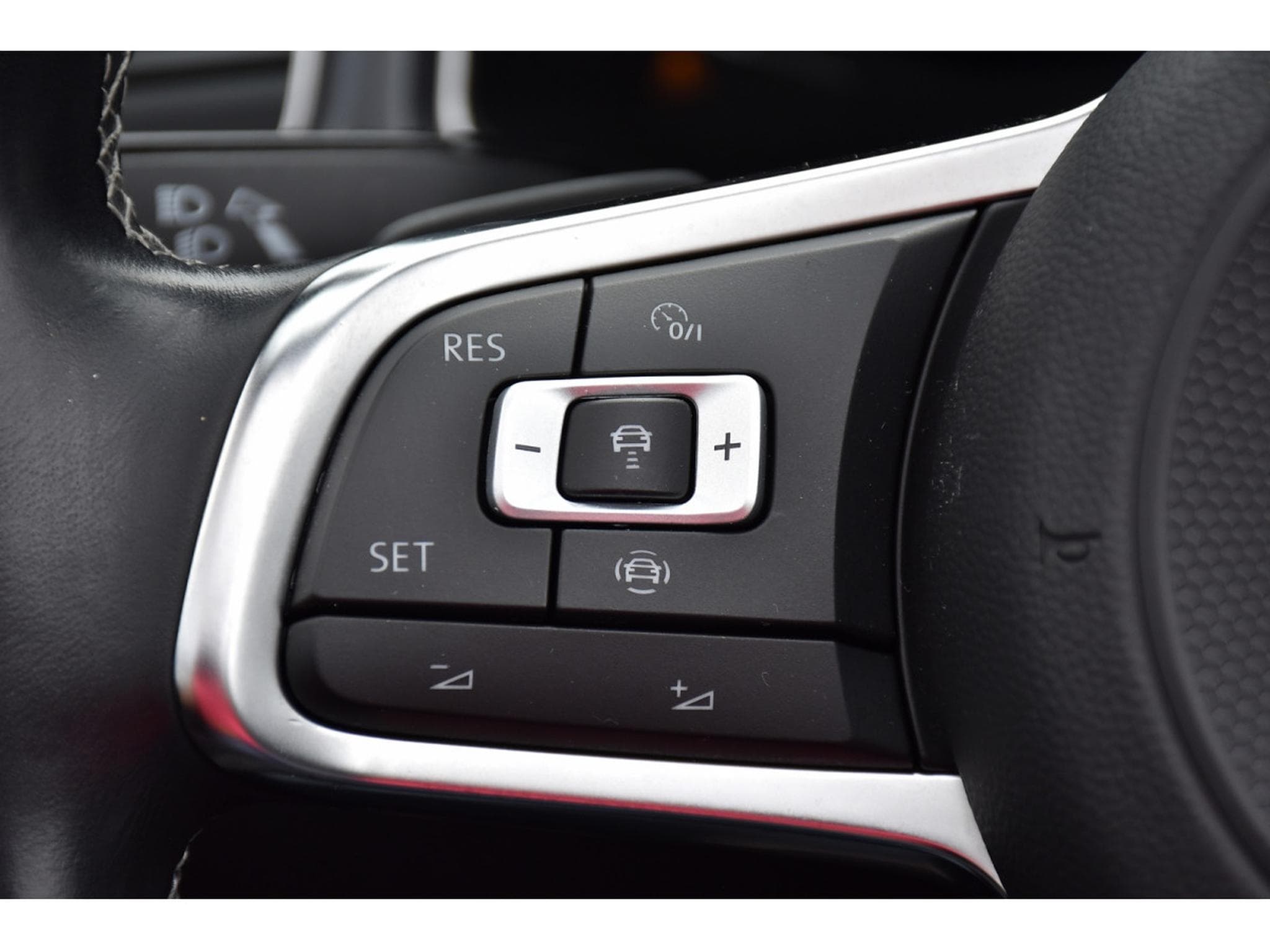 VW T-Roc Cabrio 1.5 TSI R-Line DSG CUIR ACC GPS BEATS CAM PARK 1°MAIN (2021) - Foto 22