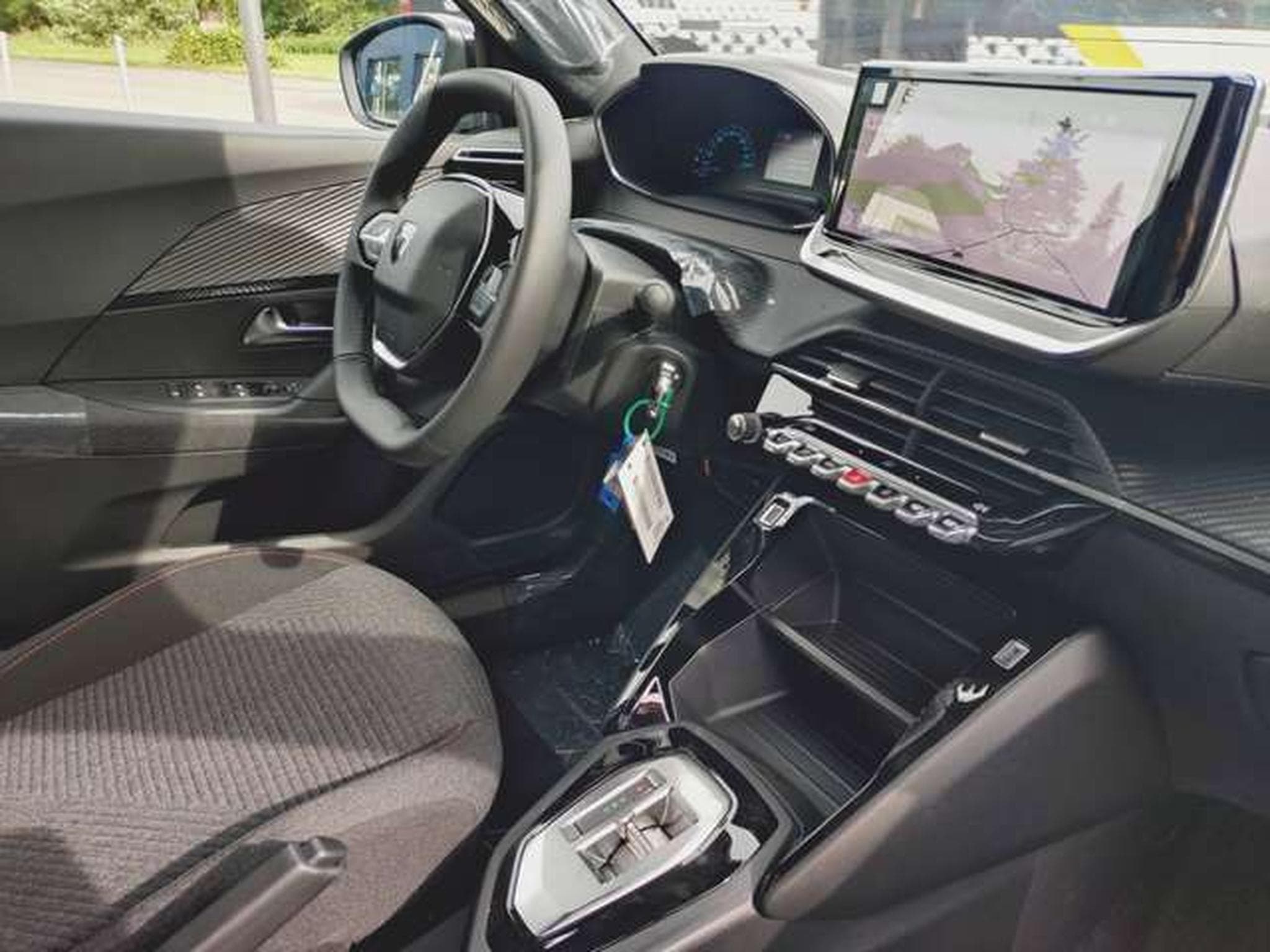 Peugeot 2008 Hybrid 145 Business (2026) - Photo 10