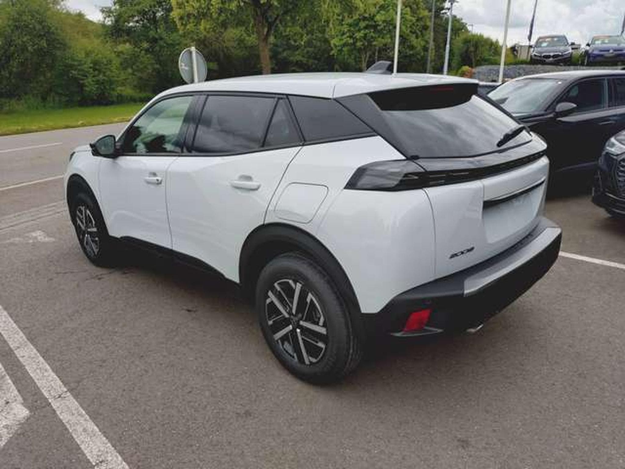 Peugeot 2008 Hybrid 145 Business (2026) - Photo 3