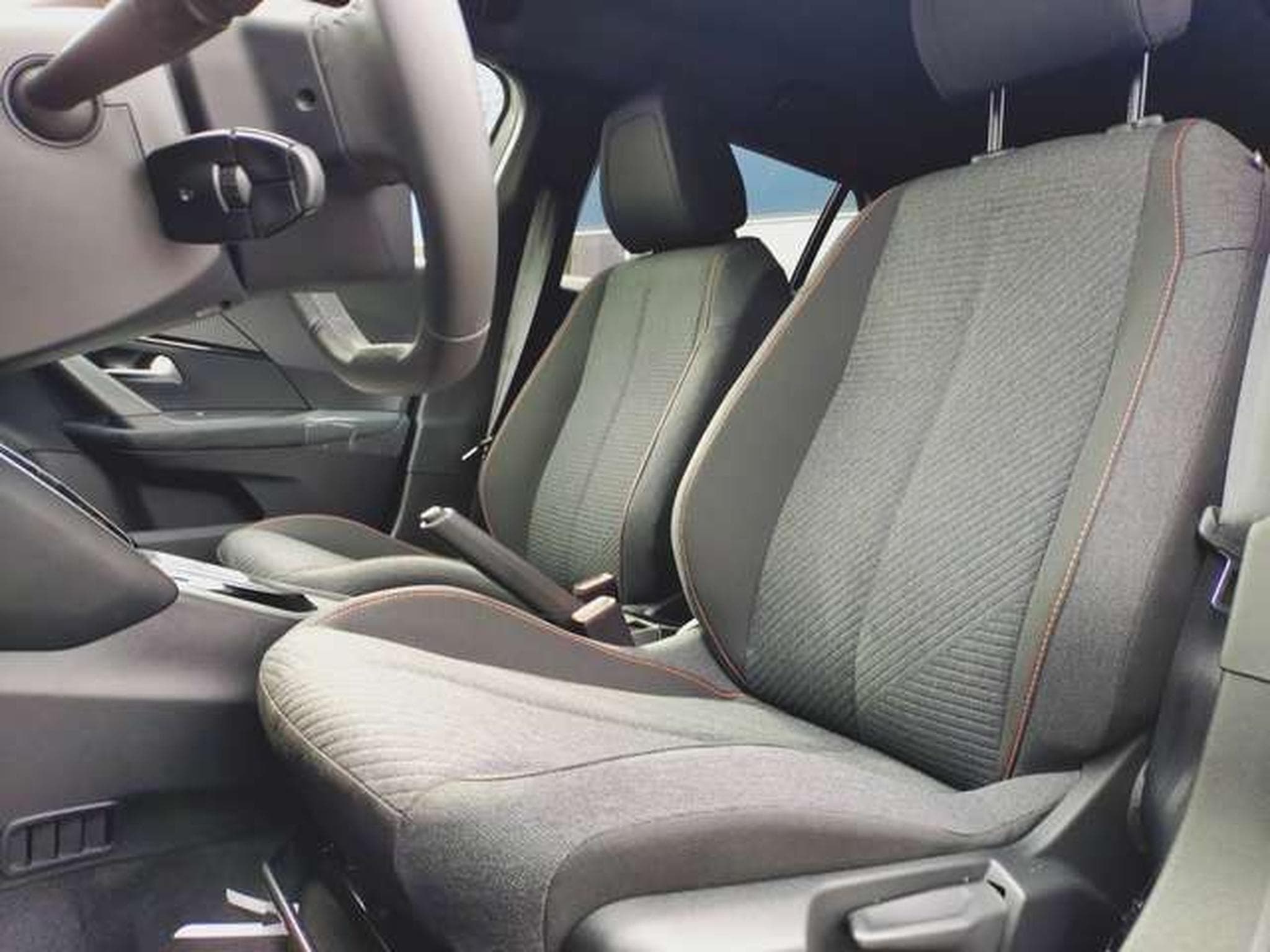 Peugeot 2008 Hybrid 145 Business (2026) - Photo 4
