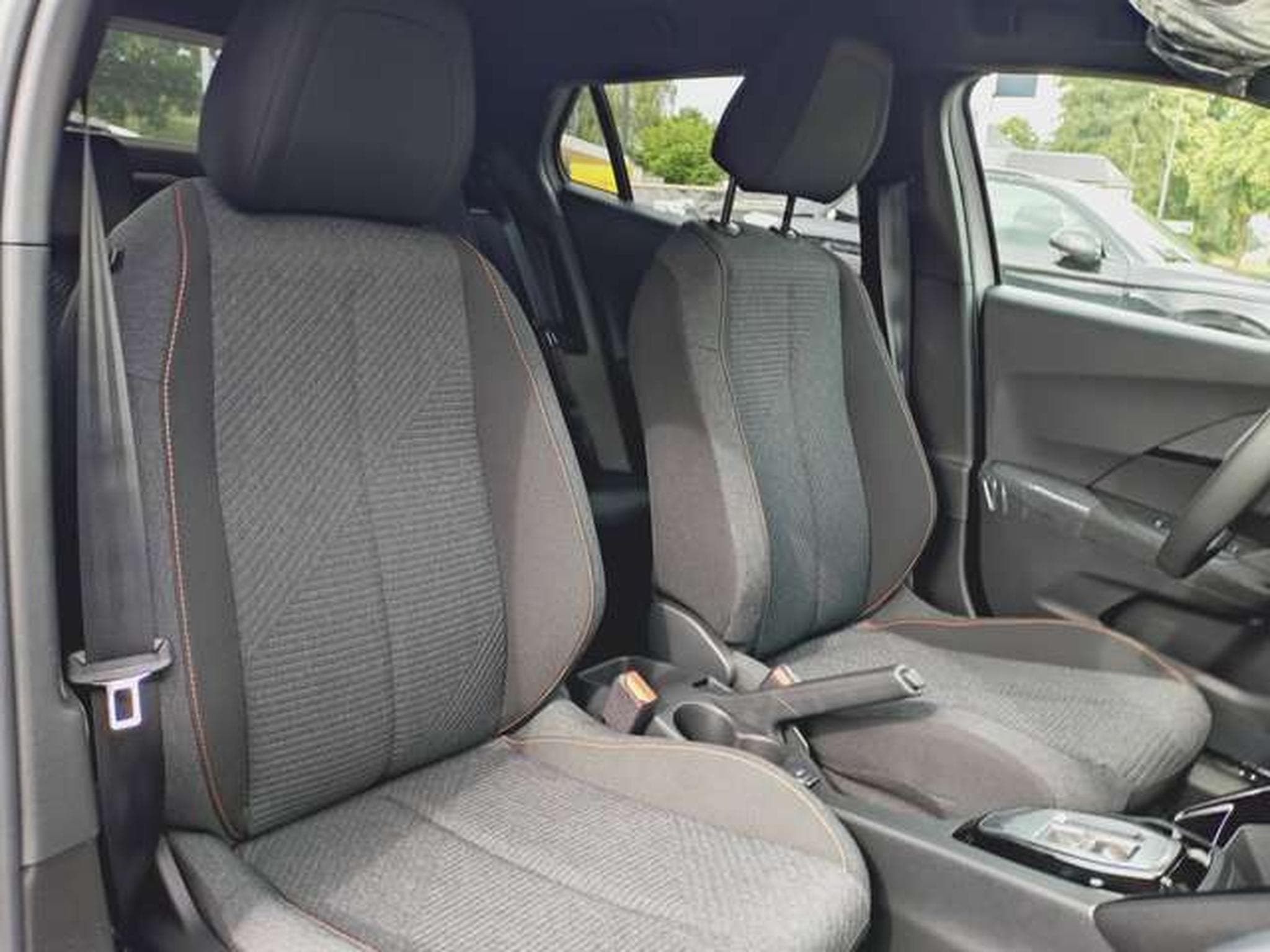 Peugeot 2008 Hybrid 145 Business (2026) - Photo 5