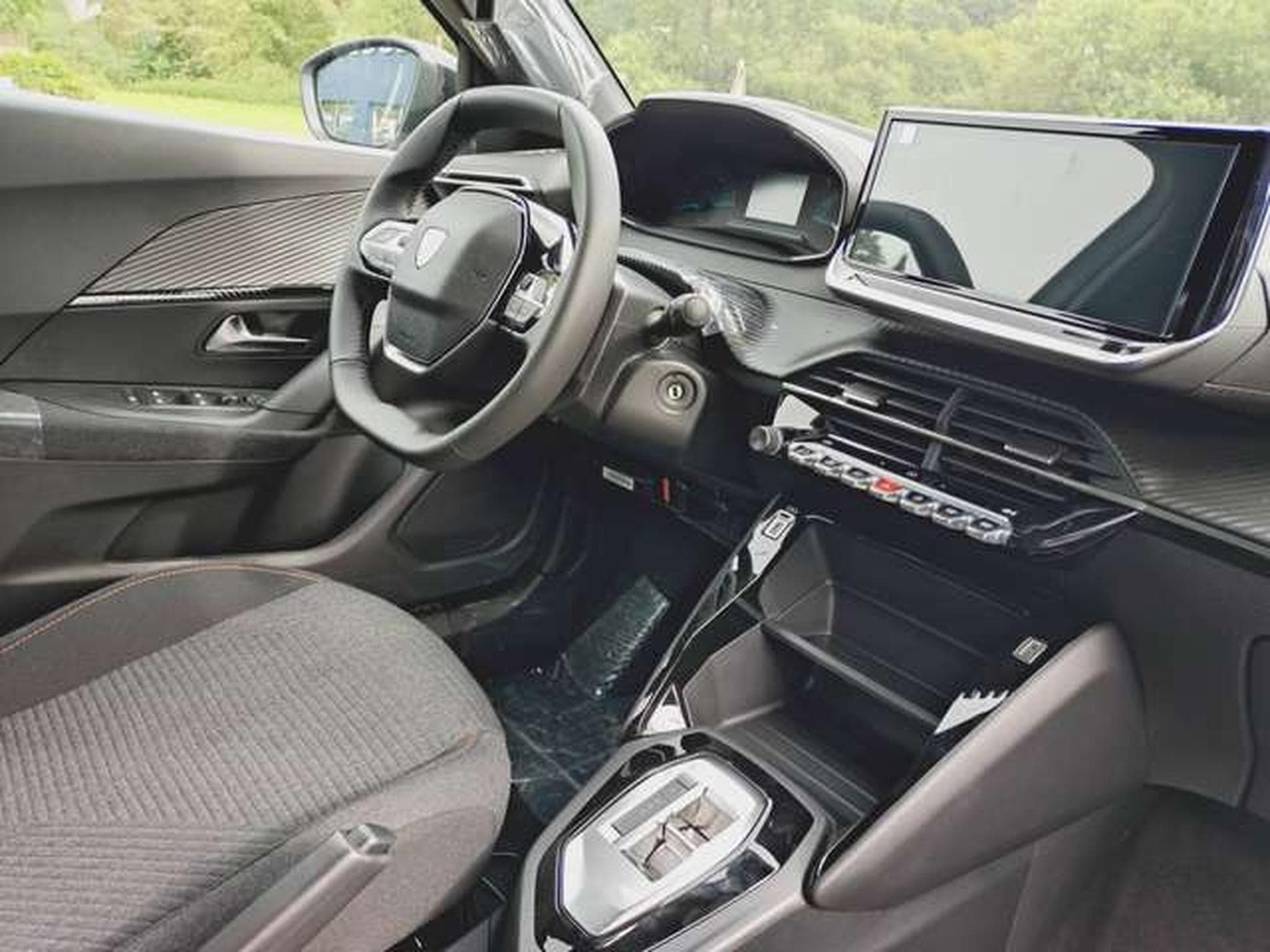 Peugeot 2008 Hybrid 145 Business (2026) - Photo 6