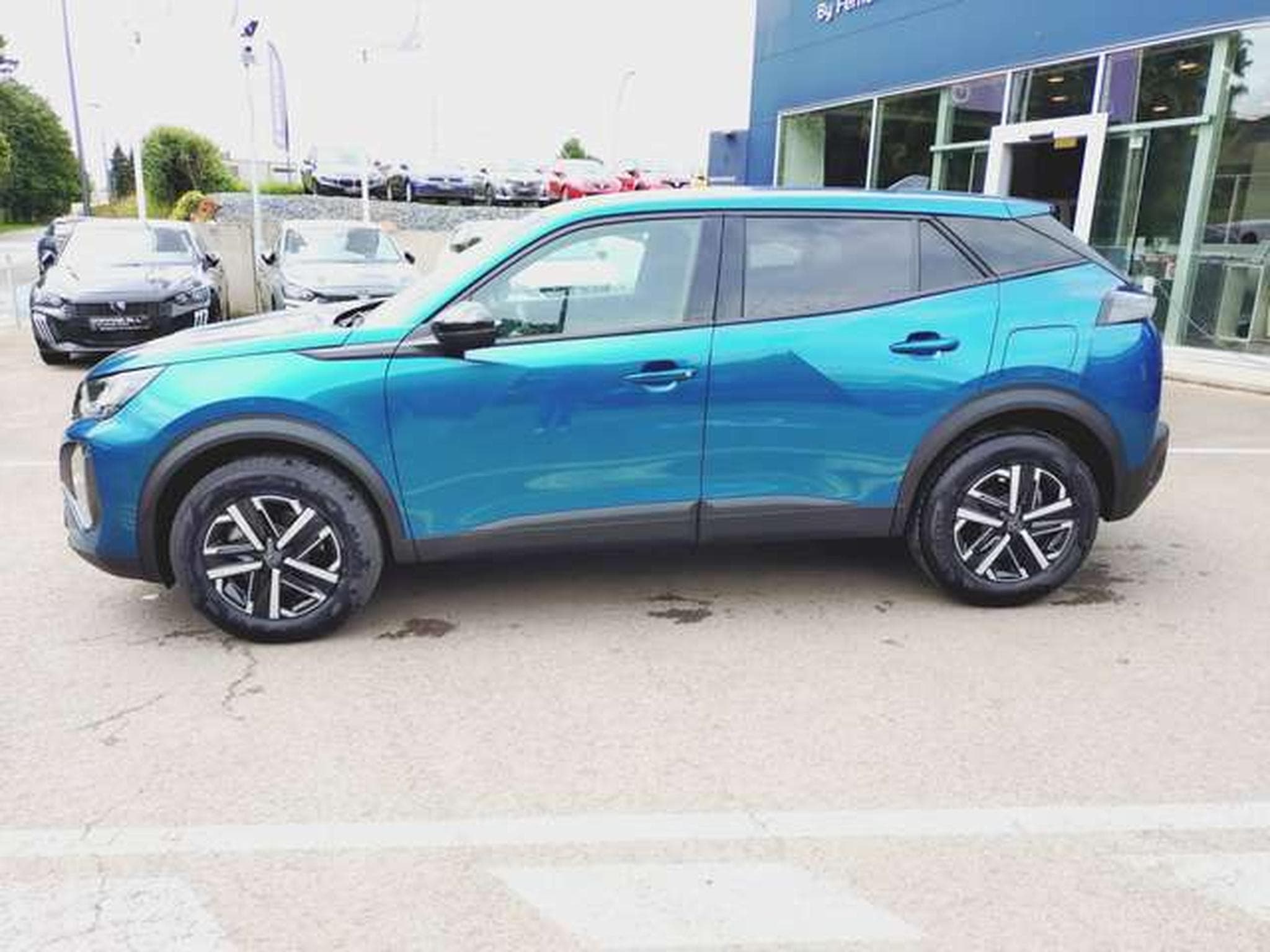 Peugeot 2008 Hybrid 145 Allure (2026) - Photo 2
