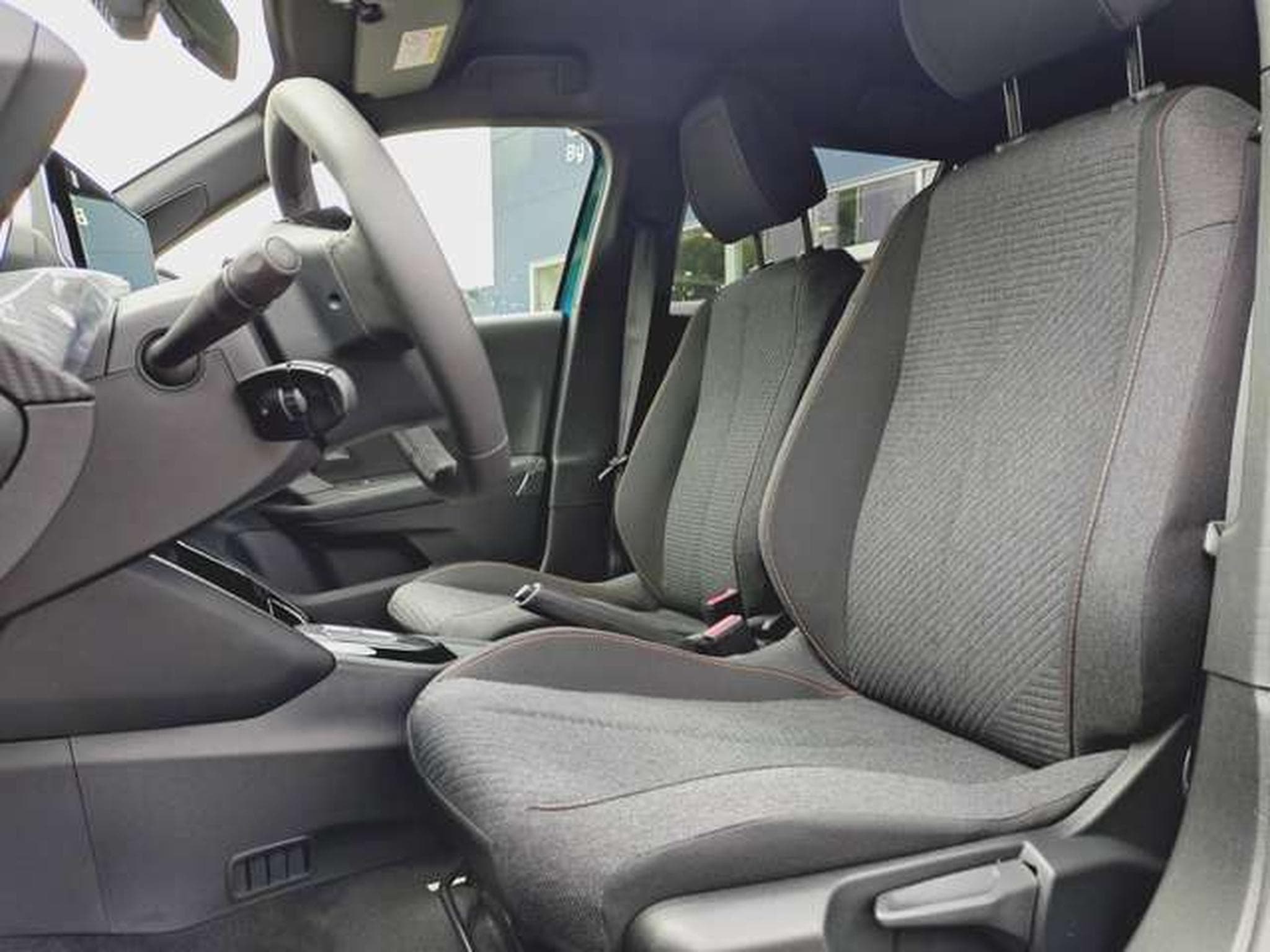 Peugeot 2008 Hybrid 145 Allure (2026) - Photo 4