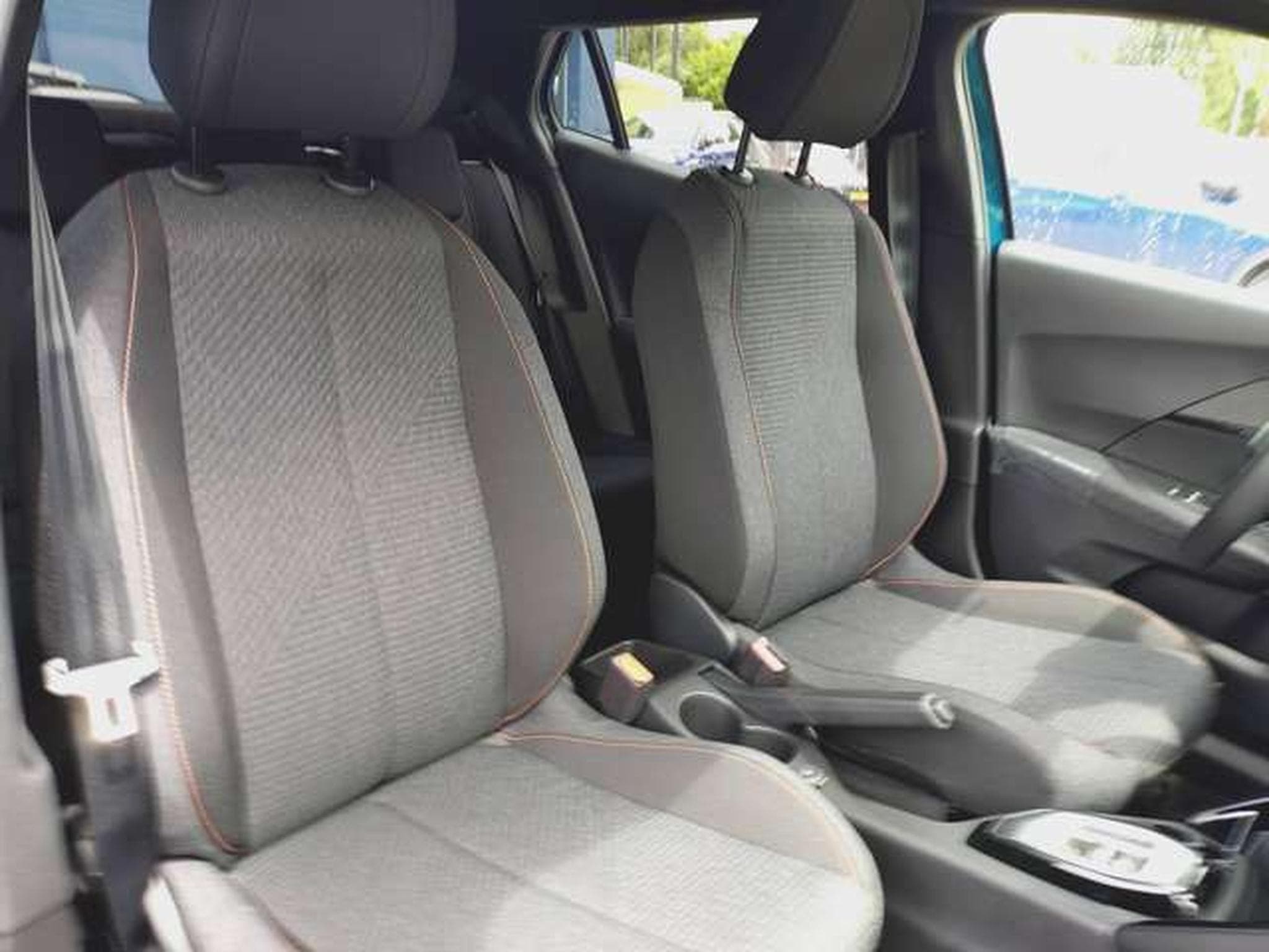 Peugeot 2008 Hybrid 145 Allure (2026) - Photo 6