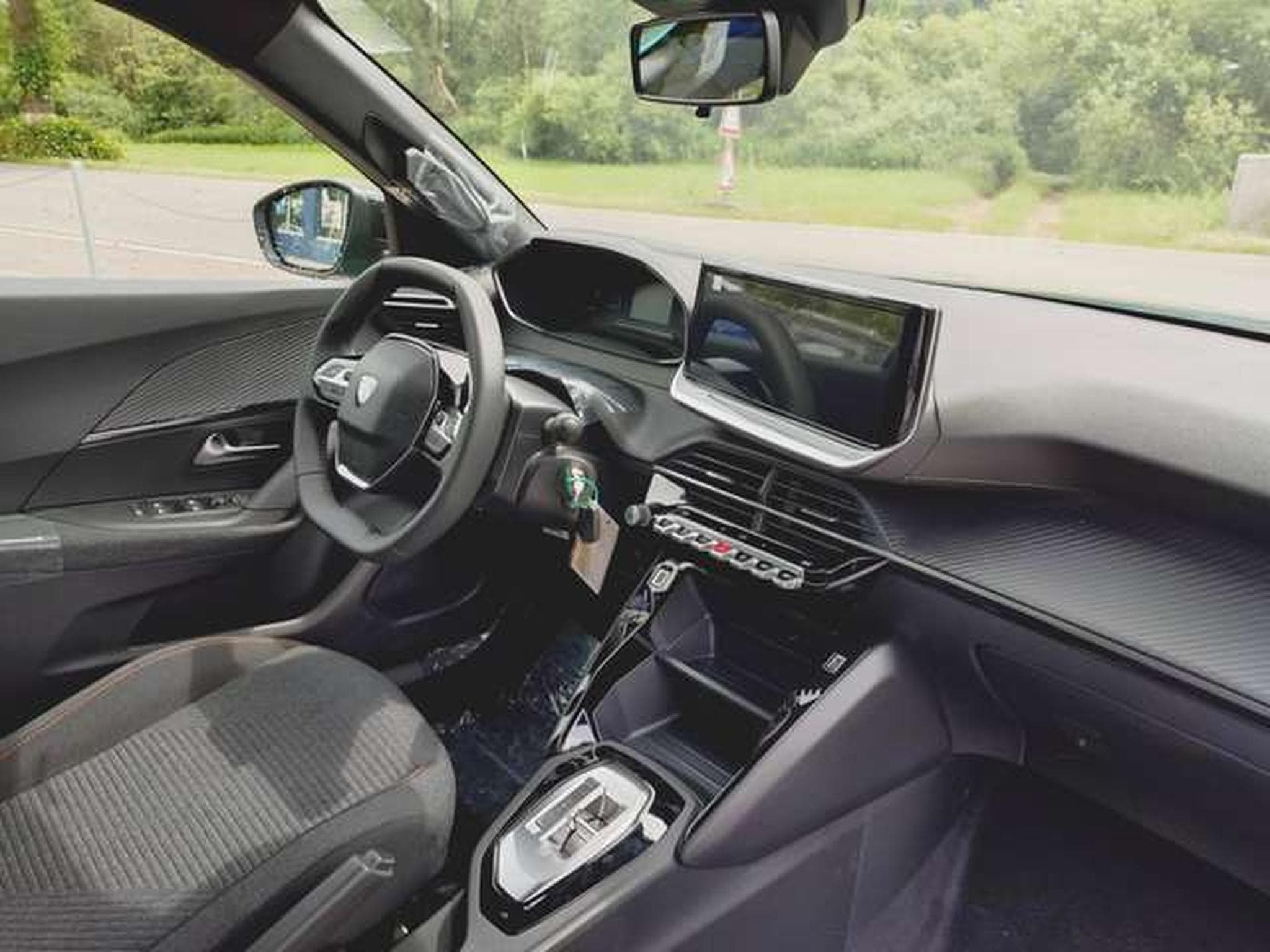 Peugeot 2008 Hybrid 145 Allure (2026) - Photo 7