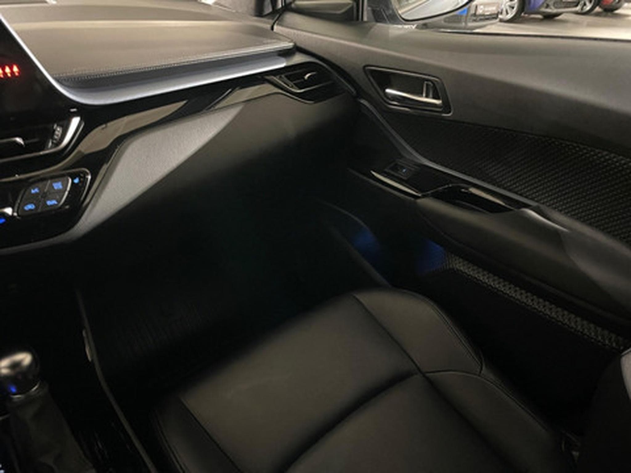 Toyota C-HR 2.0 VVT i-Hybrid C-Lub Bi-Tone E-CVT (2022) - Photo 9