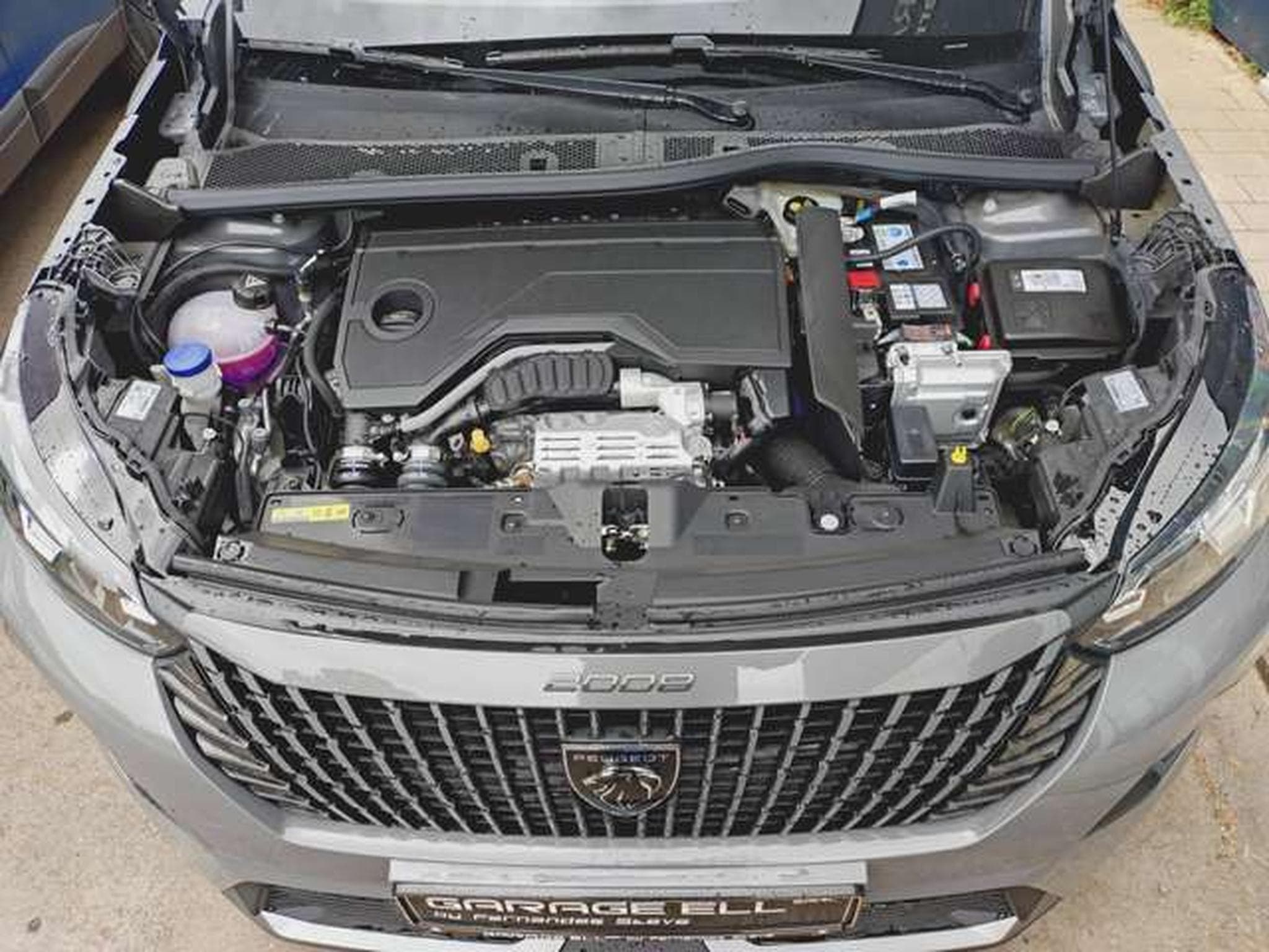 Peugeot 2008 Hybrid 145 Allure (2026) - Photo 11