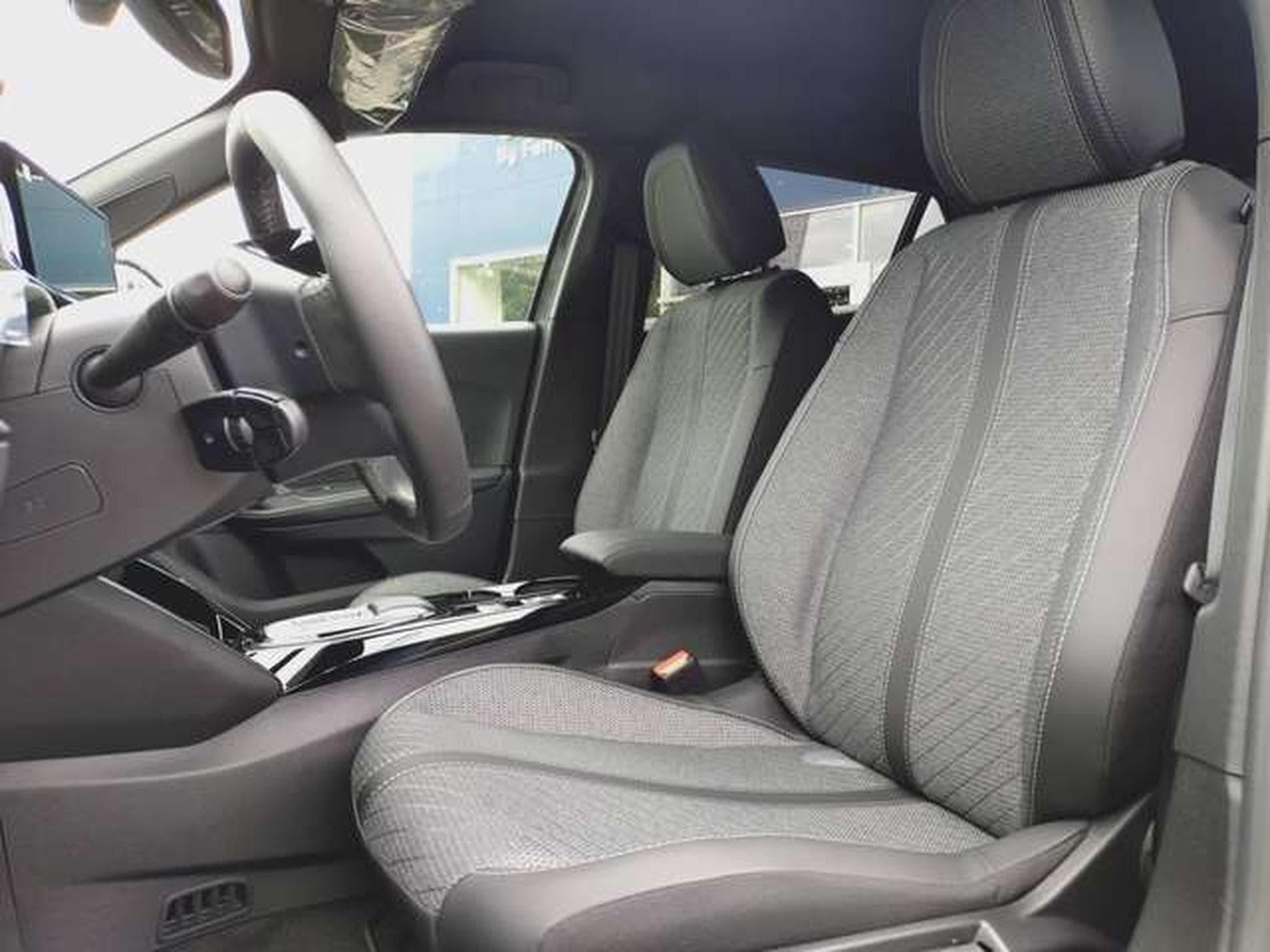 Peugeot 2008 Hybrid 145 Allure (2026) - Photo 5