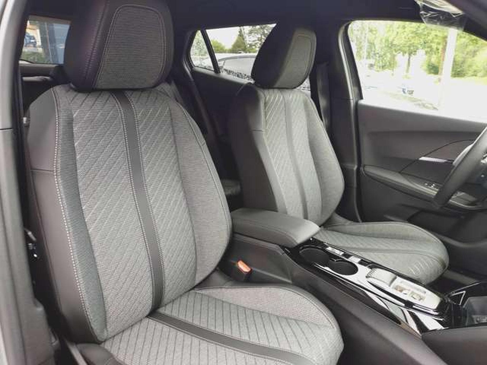 Peugeot 2008 Hybrid 145 Allure (2026) - Photo 6