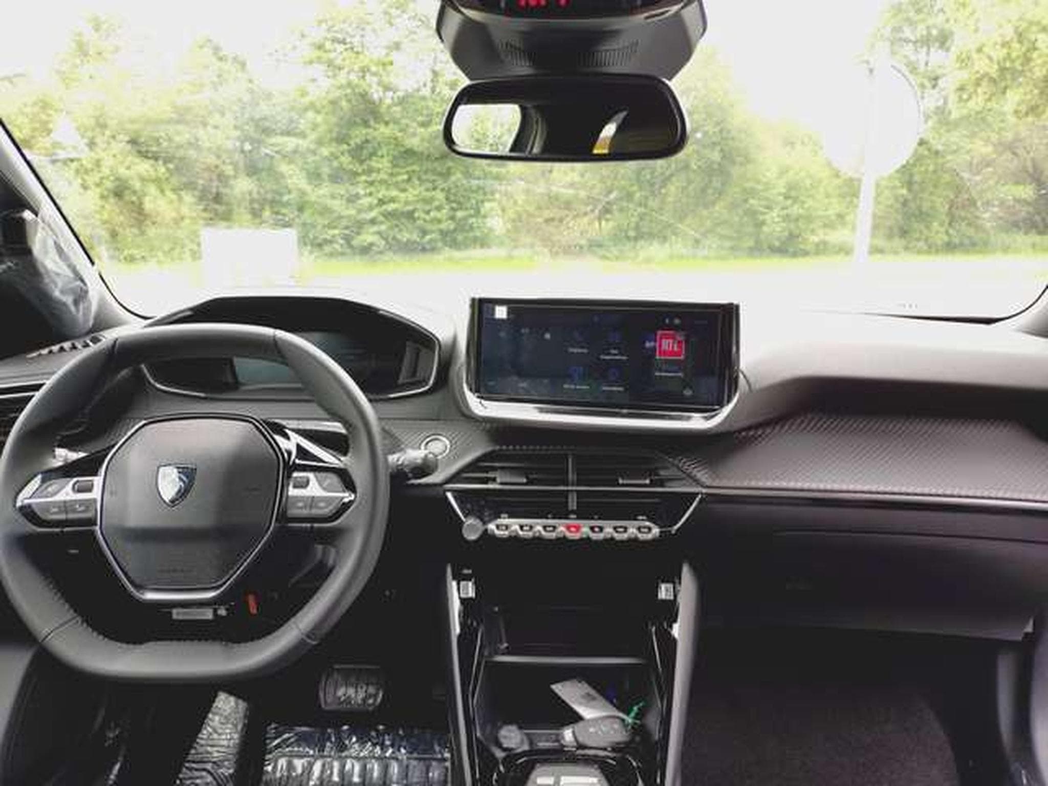 Peugeot 2008 Hybrid 145 Allure (2026) - Photo 8