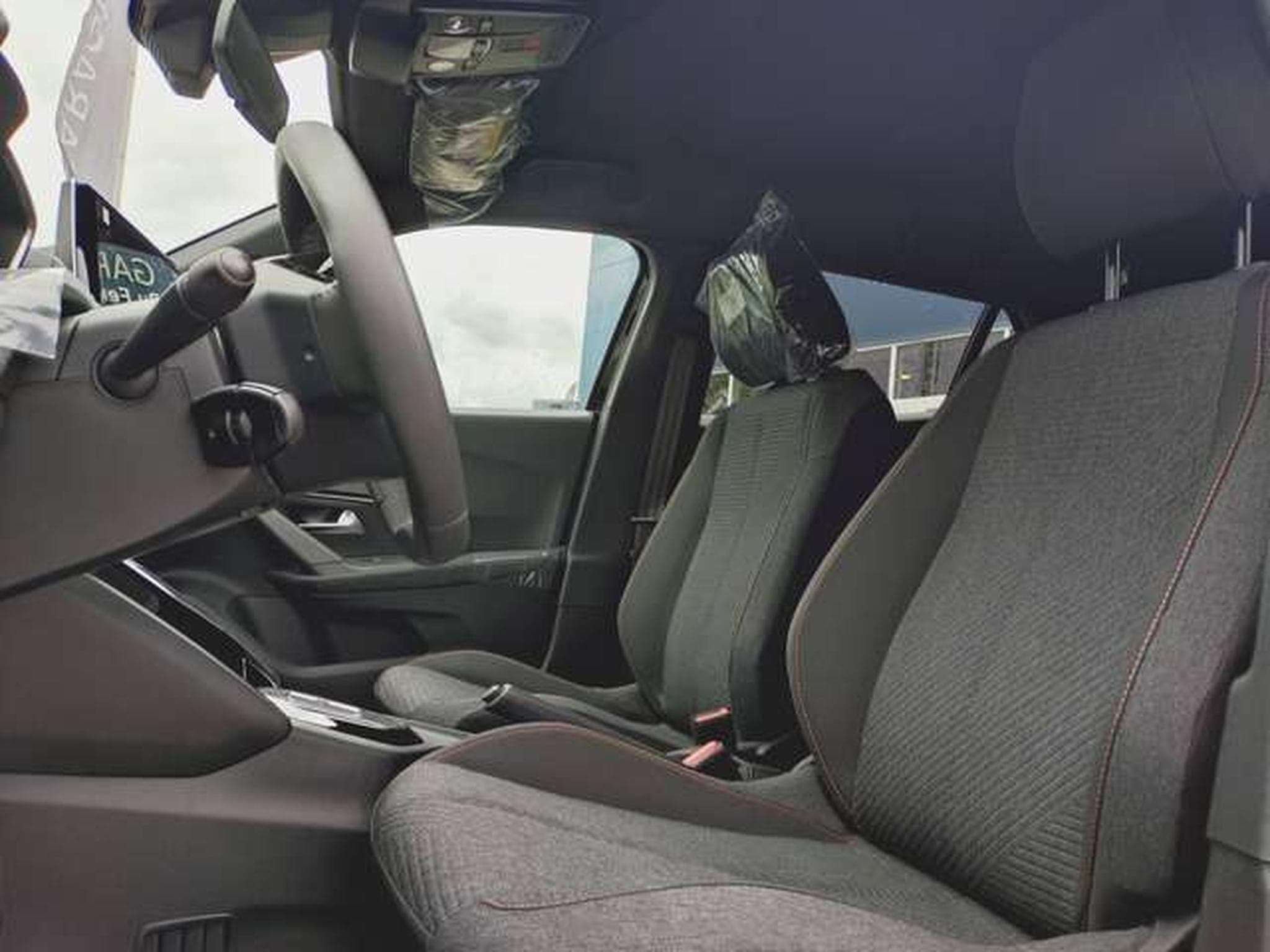Peugeot 2008 Hybrid 145 Allure (2026) - Photo 5