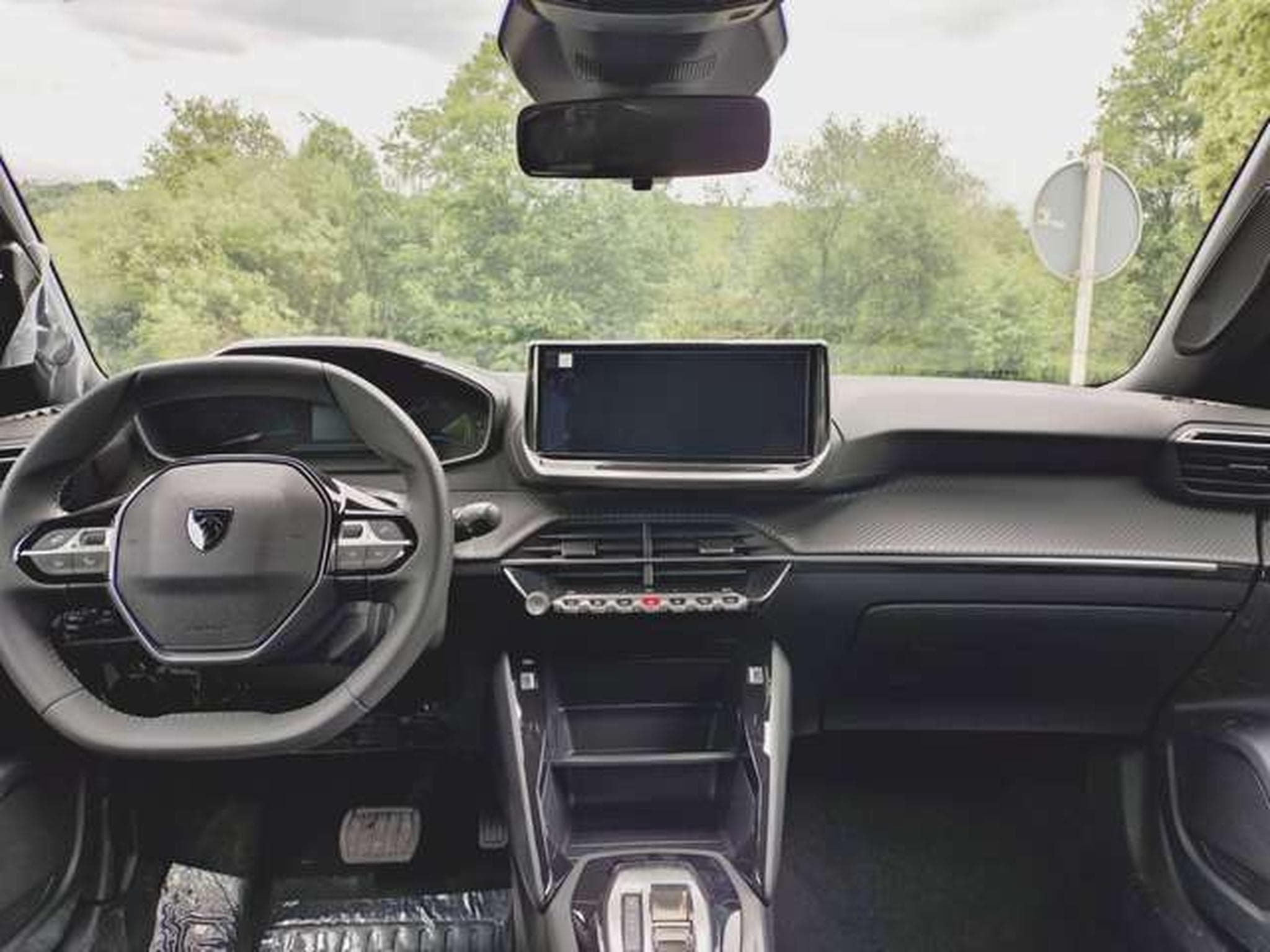 Peugeot 2008 Hybrid 145 Allure (2026) - Photo 6