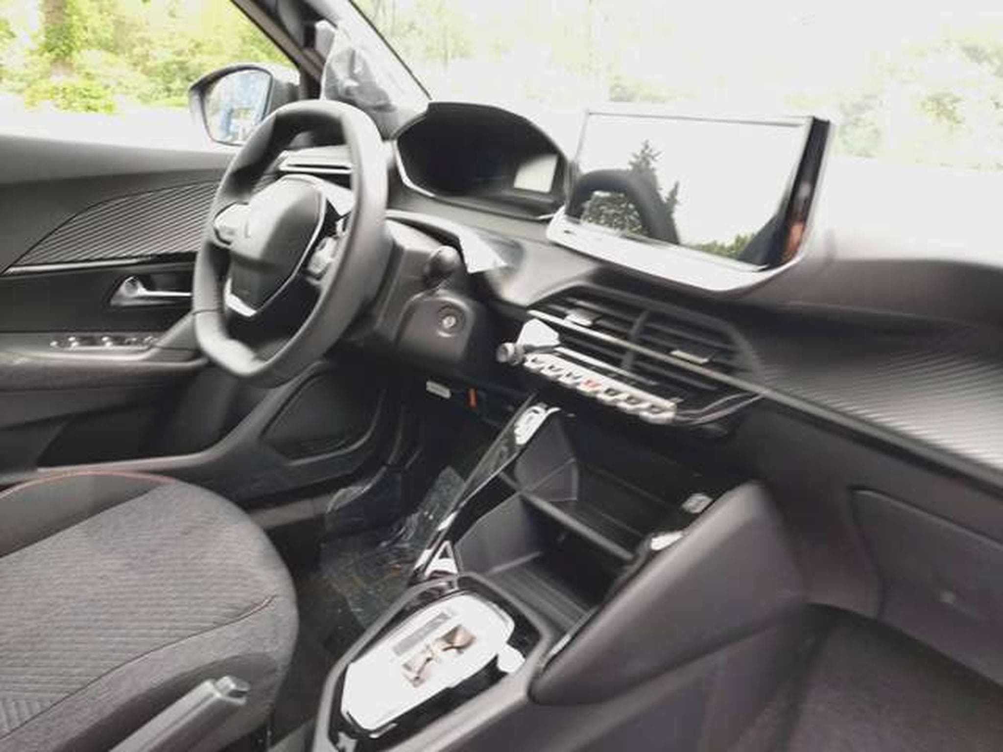 Peugeot 2008 Hybrid 145 Allure (2026) - Photo 7