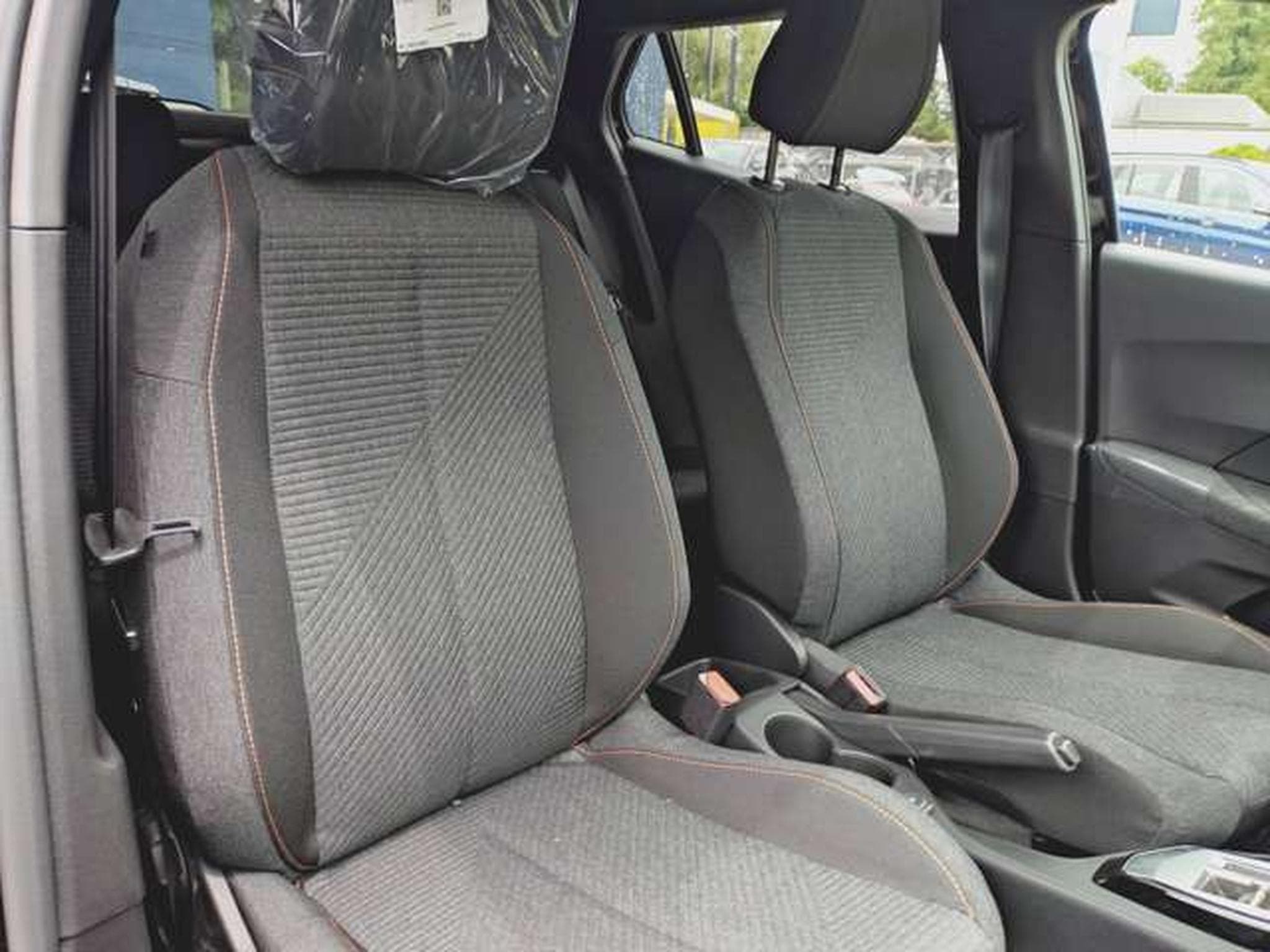 Peugeot 2008 Hybrid 145 Allure (2026) - Photo 8