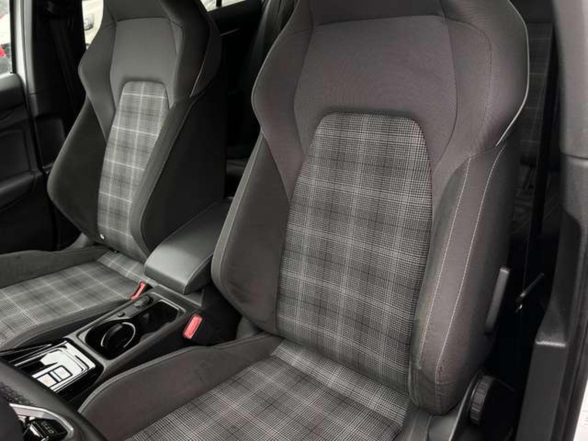 VW Golf 2.0 TDI 200 GTD DSG (2023) - Photo 14