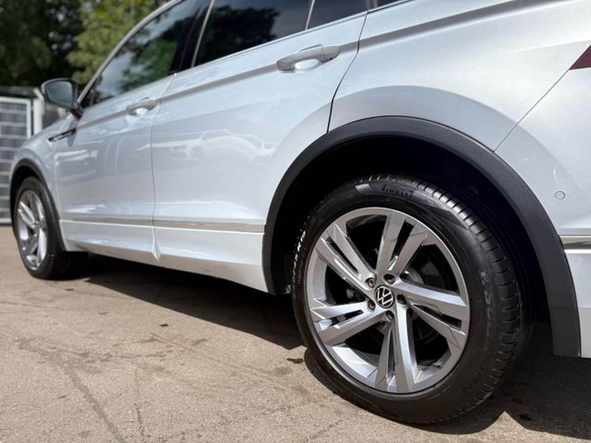 VW Tiguan TIGUAN R-LINE 4MOTION *AUT*LED*KAM*SHZ*LEDER* (2021) - Foto 14