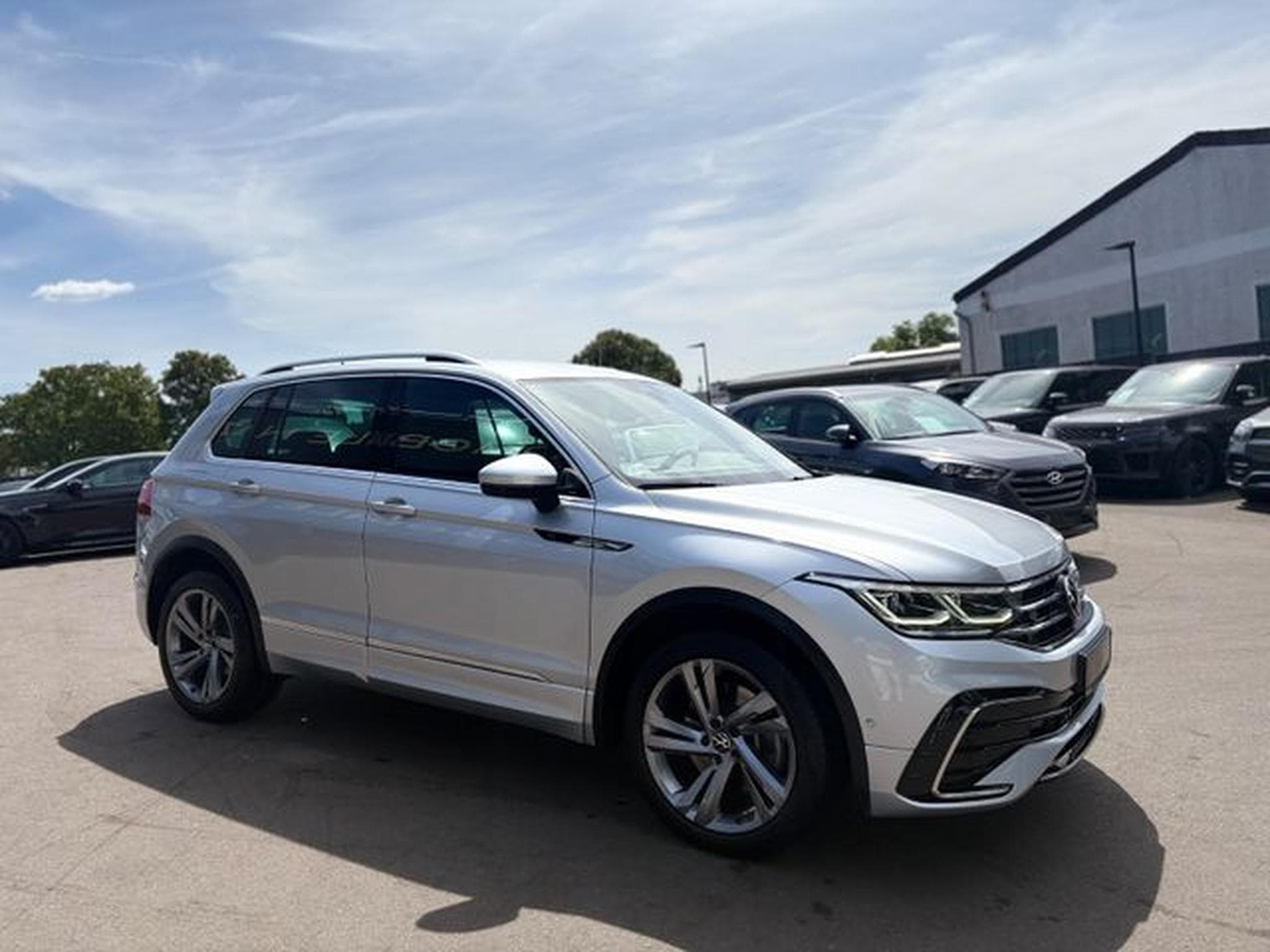 VW Tiguan TIGUAN R-LINE 4MOTION *AUT*LED*KAM*SHZ*LEDER* (2021) - Foto 5