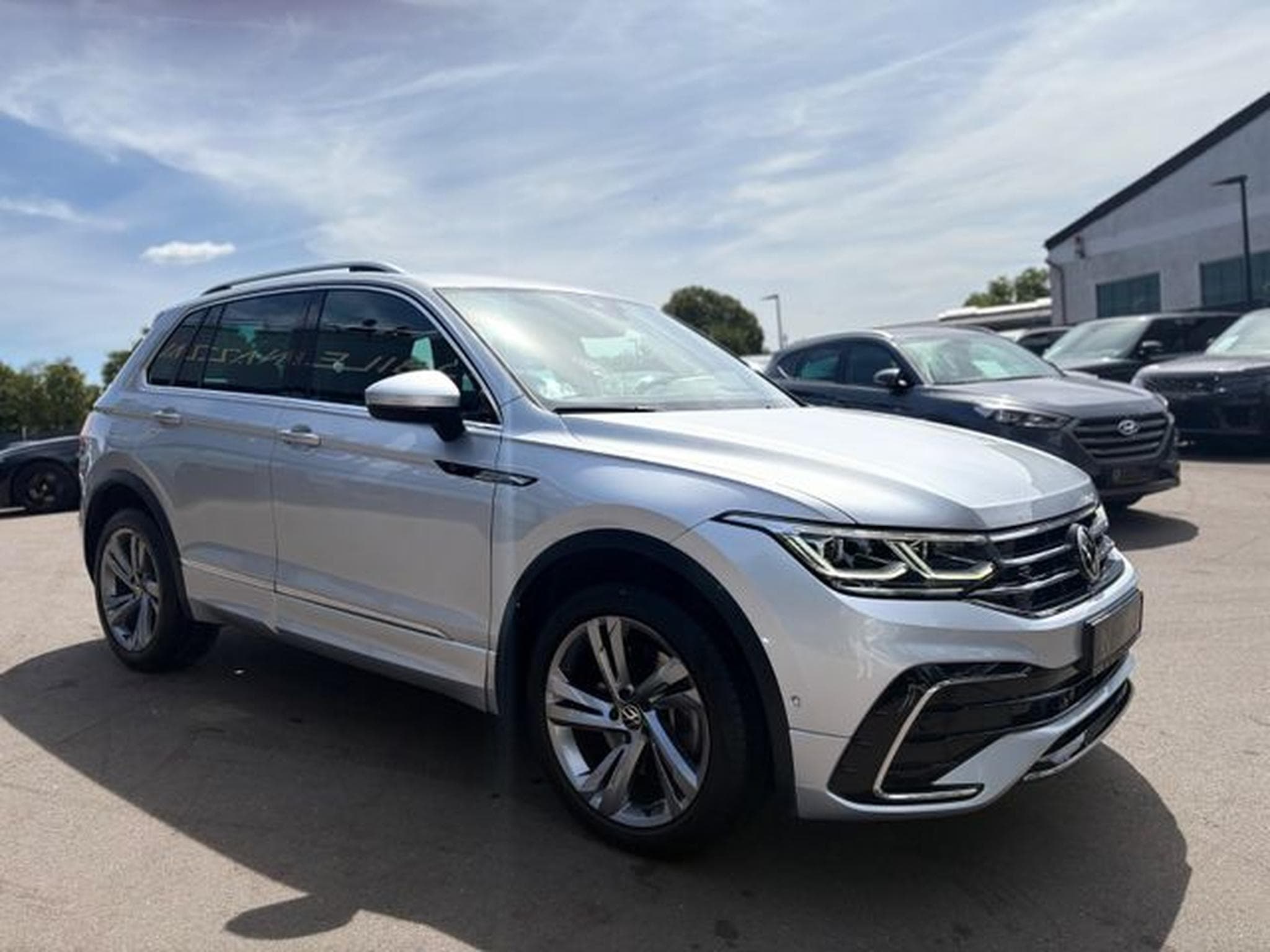 VW Tiguan TIGUAN R-LINE 4MOTION *AUT*LED*KAM*SHZ*LEDER* (2021) - Foto 6
