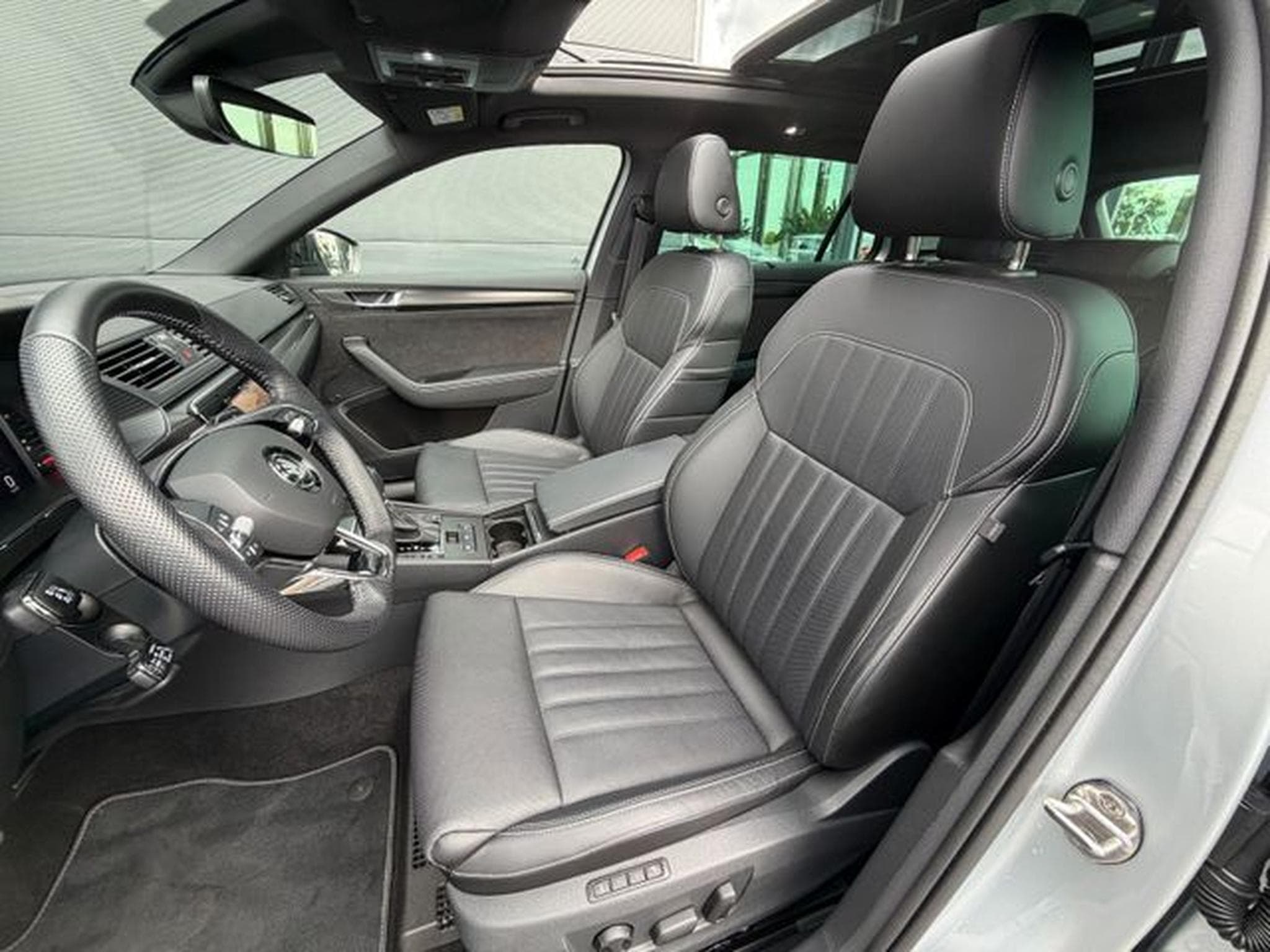 Skoda Superb Superb Kombi 2,0TDi Sportline 4x4 AHK Pano Canto (2023) - Foto 10