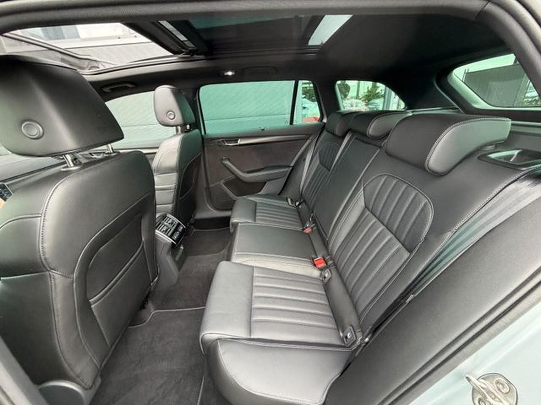 Skoda Superb Superb Kombi 2,0TDi Sportline 4x4 AHK Pano Canto (2023) - Foto 15