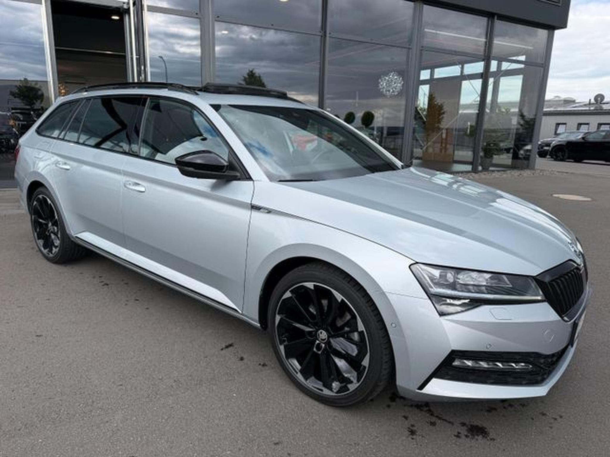 Skoda Superb Superb Kombi 2,0TDi Sportline 4x4 AHK Pano Canto (2023) - Foto 4