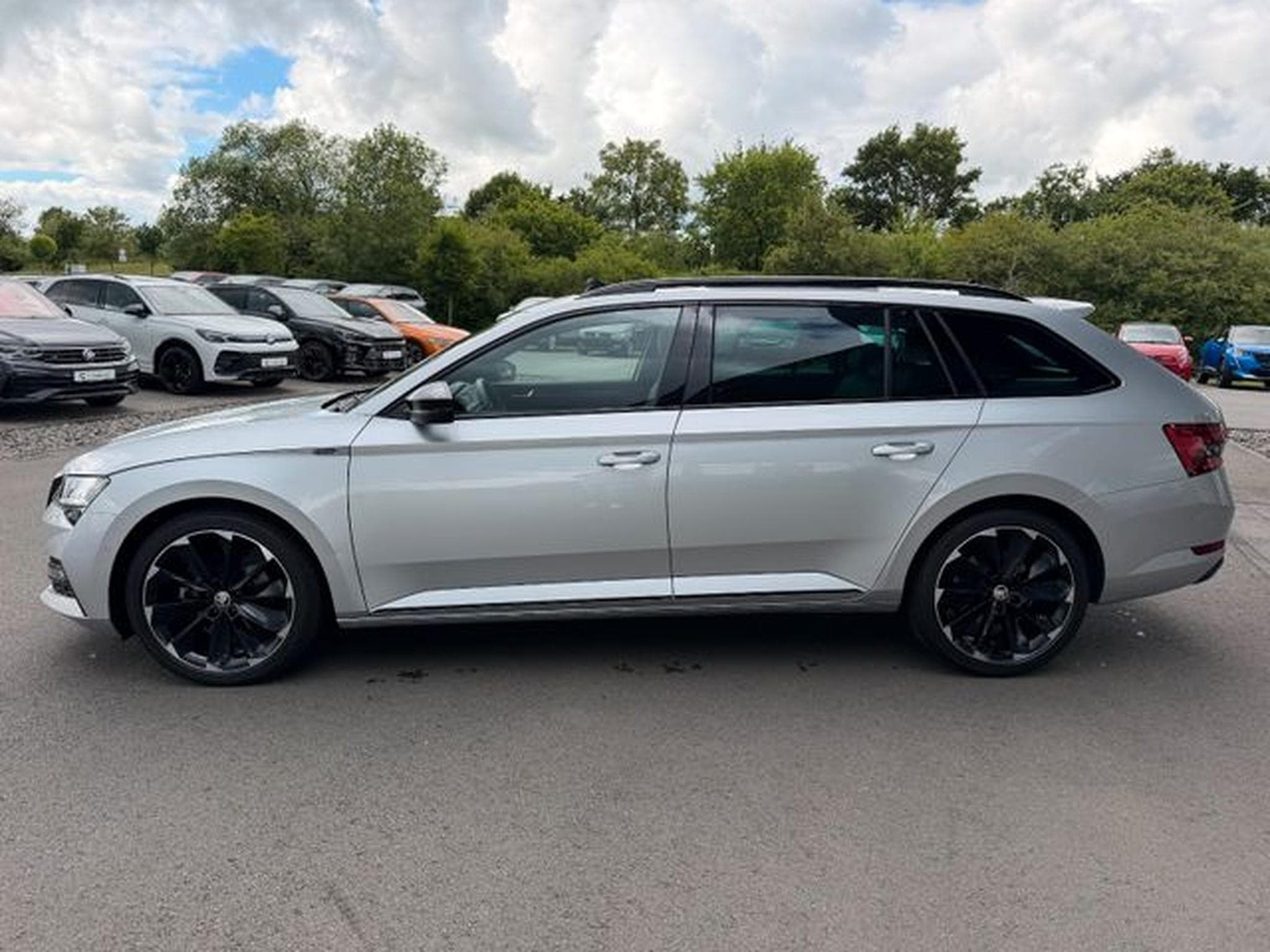 Skoda Superb Superb Kombi 2,0TDi Sportline 4x4 AHK Pano Canto (2023) - Foto 9