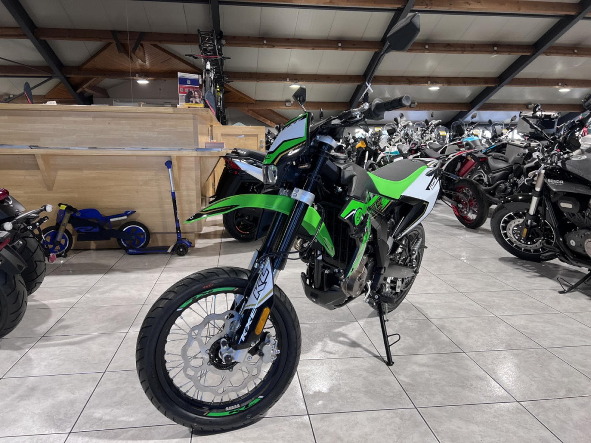 KL Motorcycle KXE Motard 125 SM ABS (2026) - Photo 2